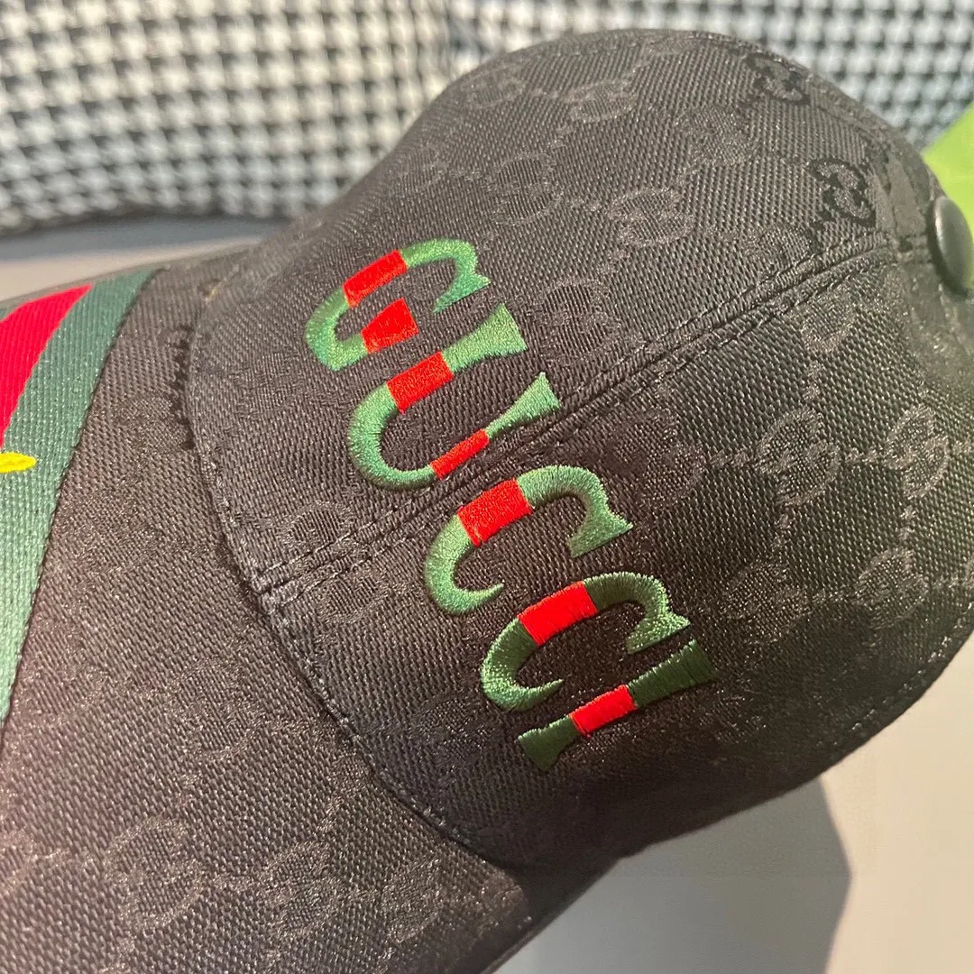Batch 90, Gucci (Gucci) new original baseball cap, 1:1 mold customization, heavy embroidery, details comparable to counters, original canvas fabric + first-layer cowhide, excellent quality! The first choice for handsome men and beautiful women, fashionable and versatile. The basic head circumference is 56cm, and the patch is adjustable.