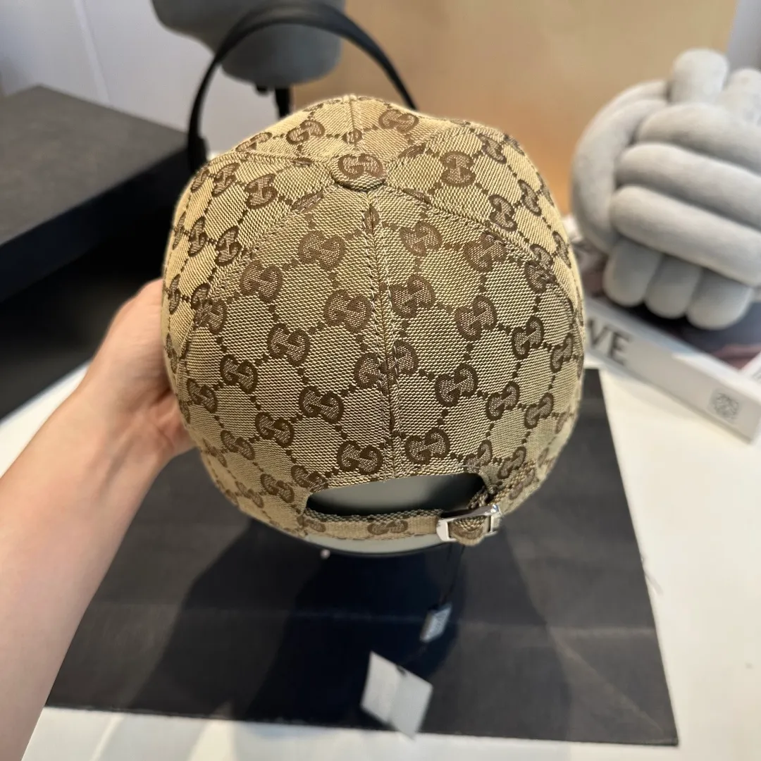 P90 Gucci new original baseball cap, double G jacquard, 1:1 mold opening and customization at the counter, perfect pattern, original canvas fabric + first layer of cowhide, light and breathable! The basic head circumference is 56cm, and the patch is adjustable.