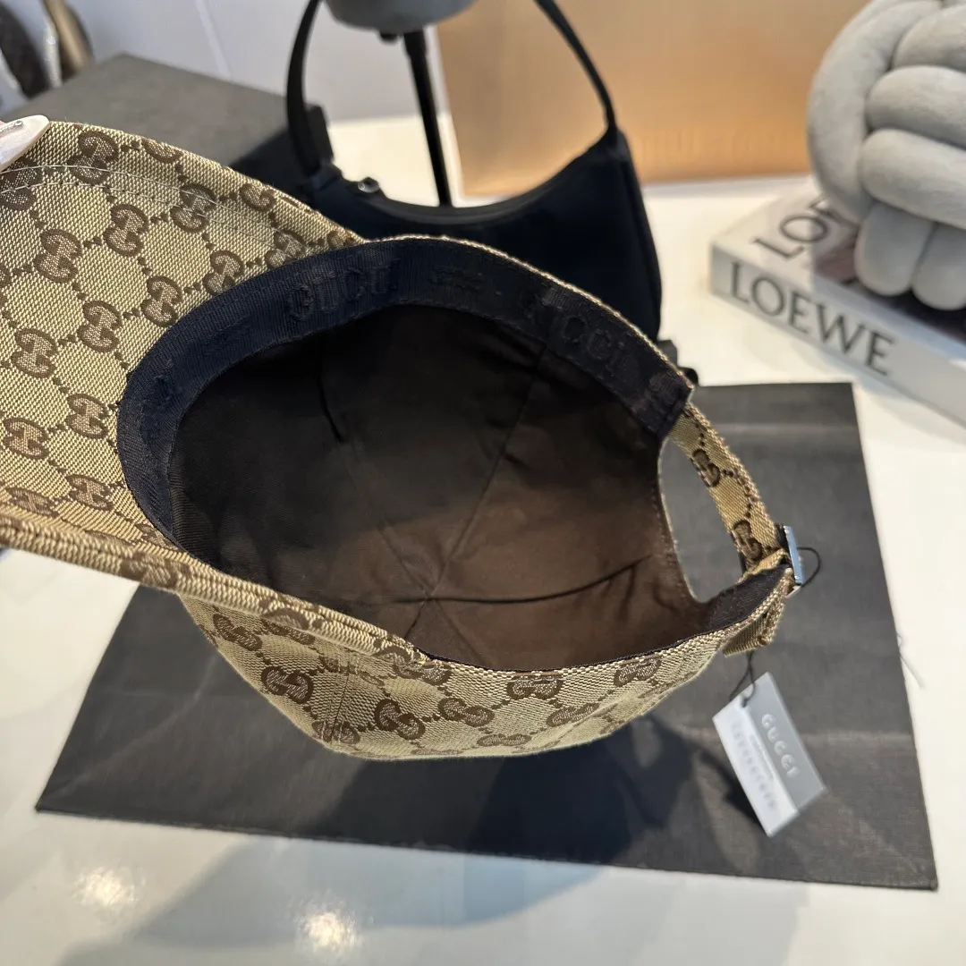 P90 Gucci new original baseball cap, double G jacquard, 1:1 mold opening and customization at the counter, perfect pattern, original canvas fabric + first layer of cowhide, light and breathable! The basic head circumference is 56cm, and the patch is adjustable.