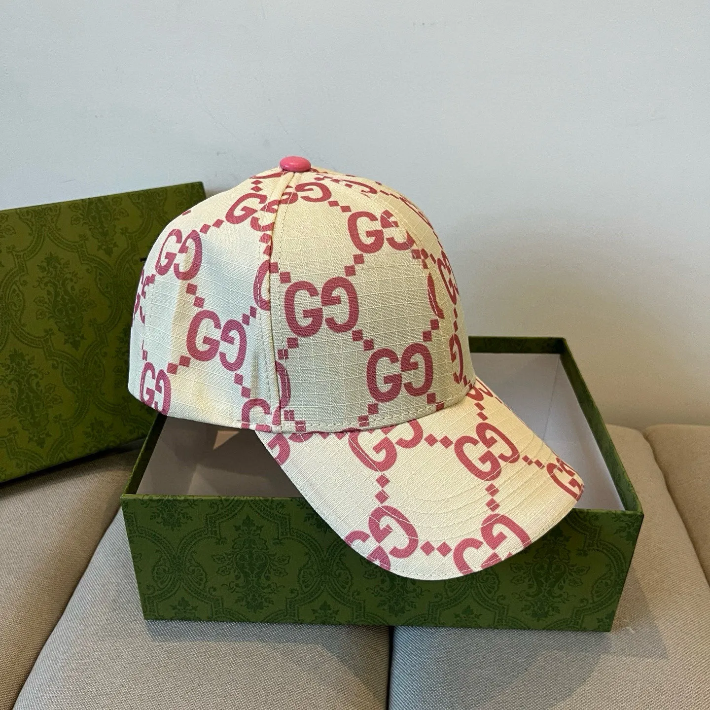 P60 Gucci Baseball Cap♥️GUCCI🧢New product from the official website, baseball cap, original quality, very popular 🔥🎩 The craftsmanship is very exquisite, high-end and classy! Low-key luxury, easy to carry! Running volume!