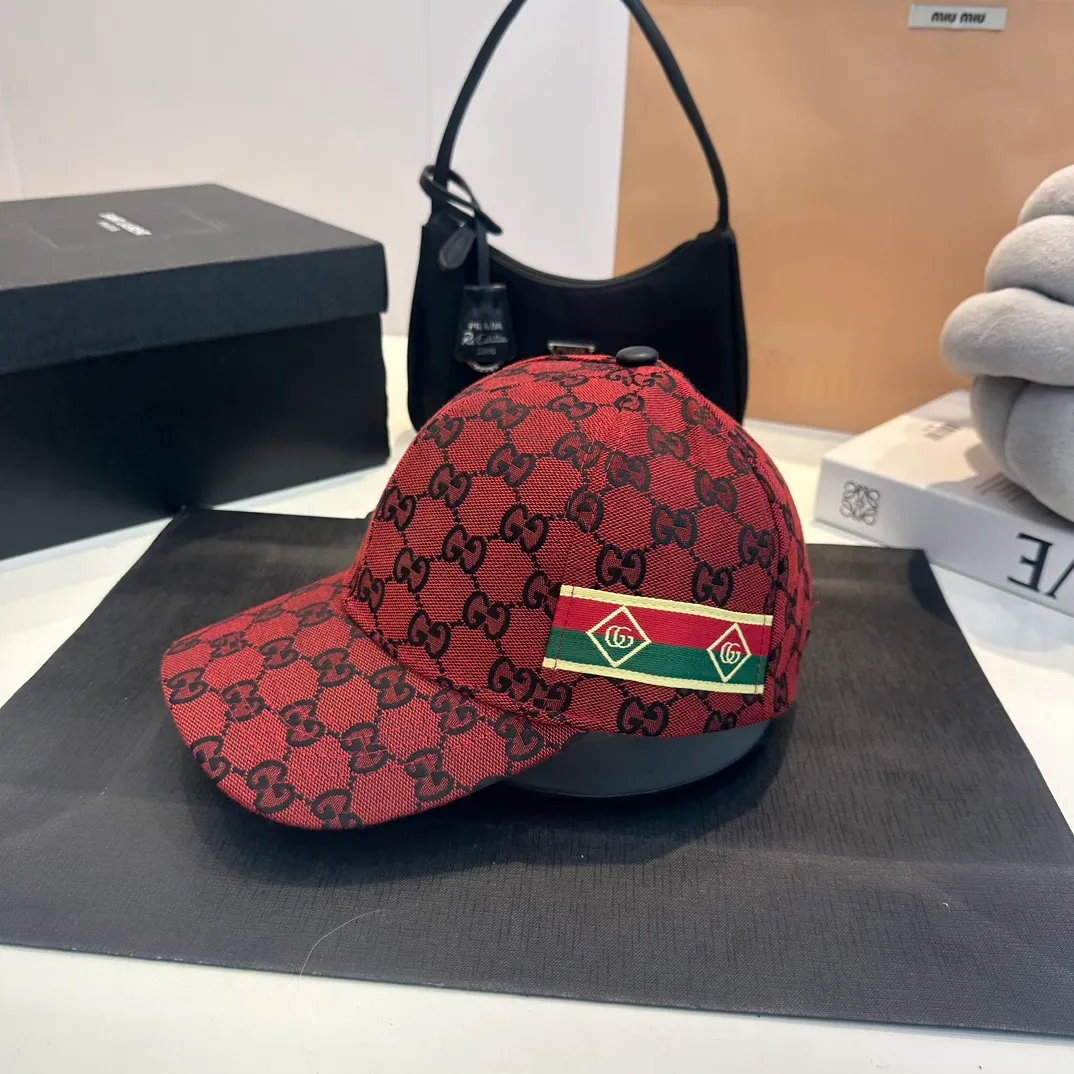 P60 Gucci Baseball Cap GUCCI🧢 The original quality is very popular 🔥🎩 The craftsmanship is very exquisite, high-end and classy! Low-key luxury, easy to carry! Running volume!