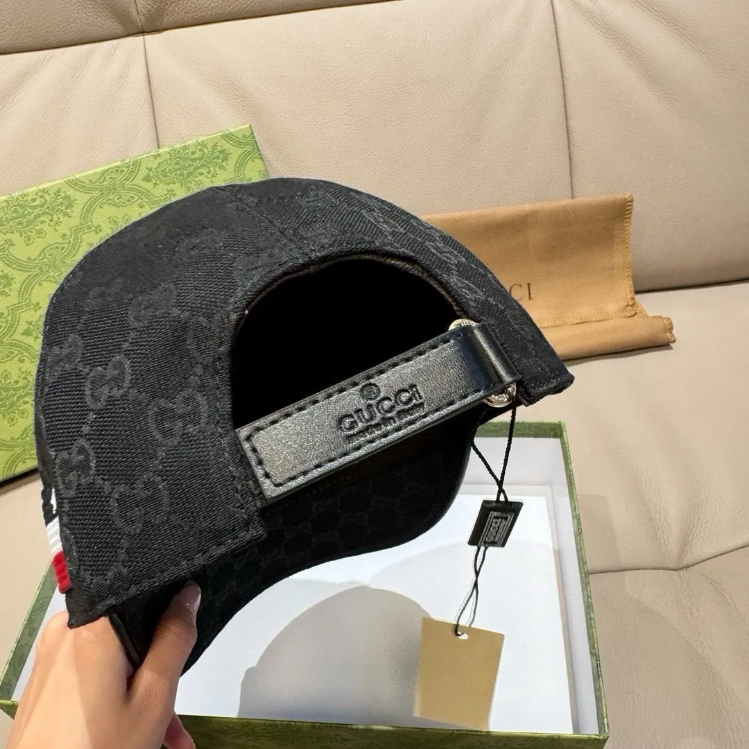 p90, Gucci (Gucci) classic original baseball cap, five-star webbing, 1:1 mold customization, original canvas + first-layer cowhide, popular purchasing agent, versatile style for men and women, great quality! The basic head circumference is 56cm, and the patch is adjustable.