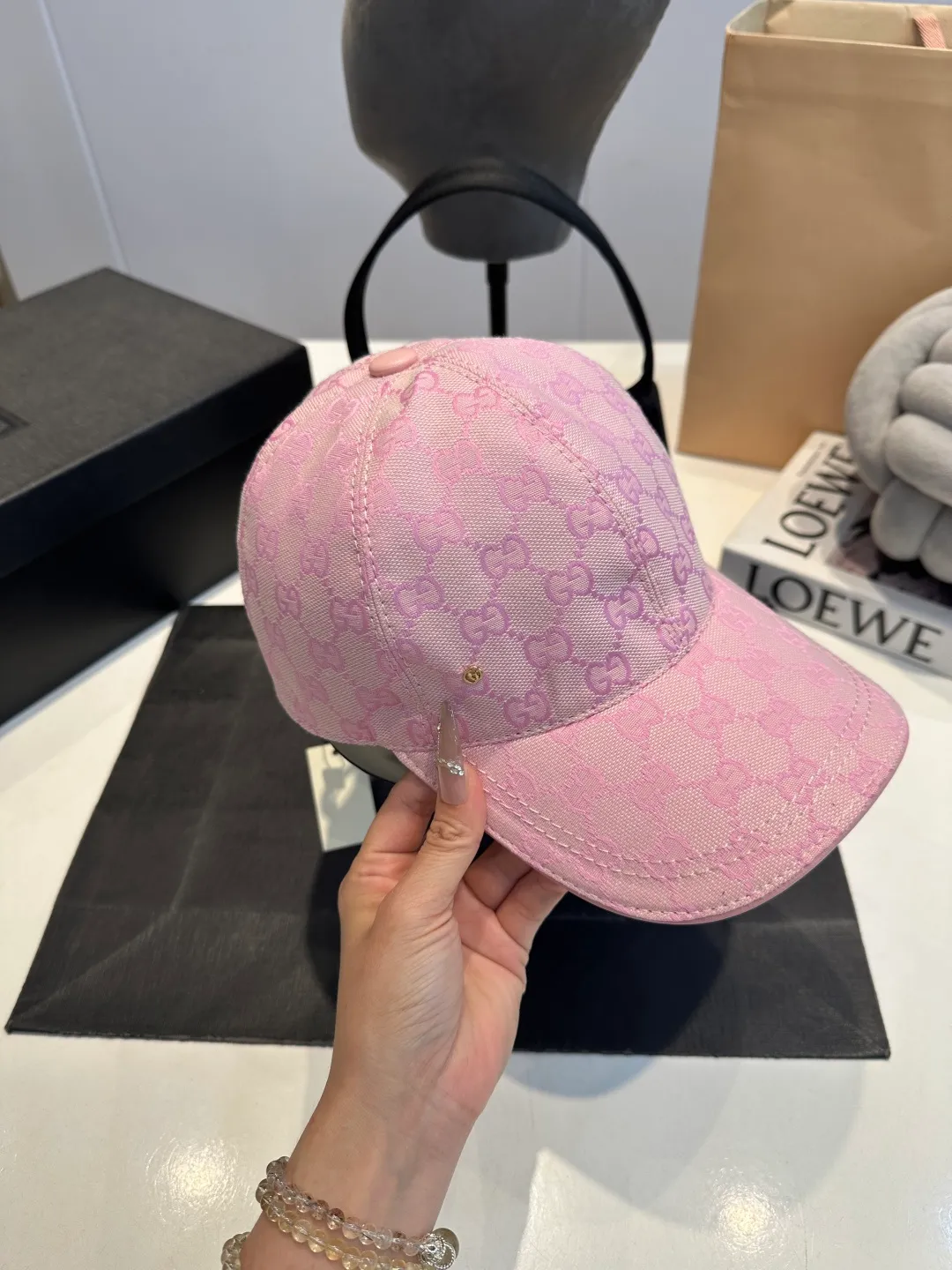 P90 Gucci (Gucci) new original baseball cap, metal small double G, the latest model at the counter, 1:1 mold opening and customization, genuine mold opening hardware, original canvas fabric + first layer of cowhide, original quality! The quality is great, the basic head circumference is 56cm, and the patch is adjustable.