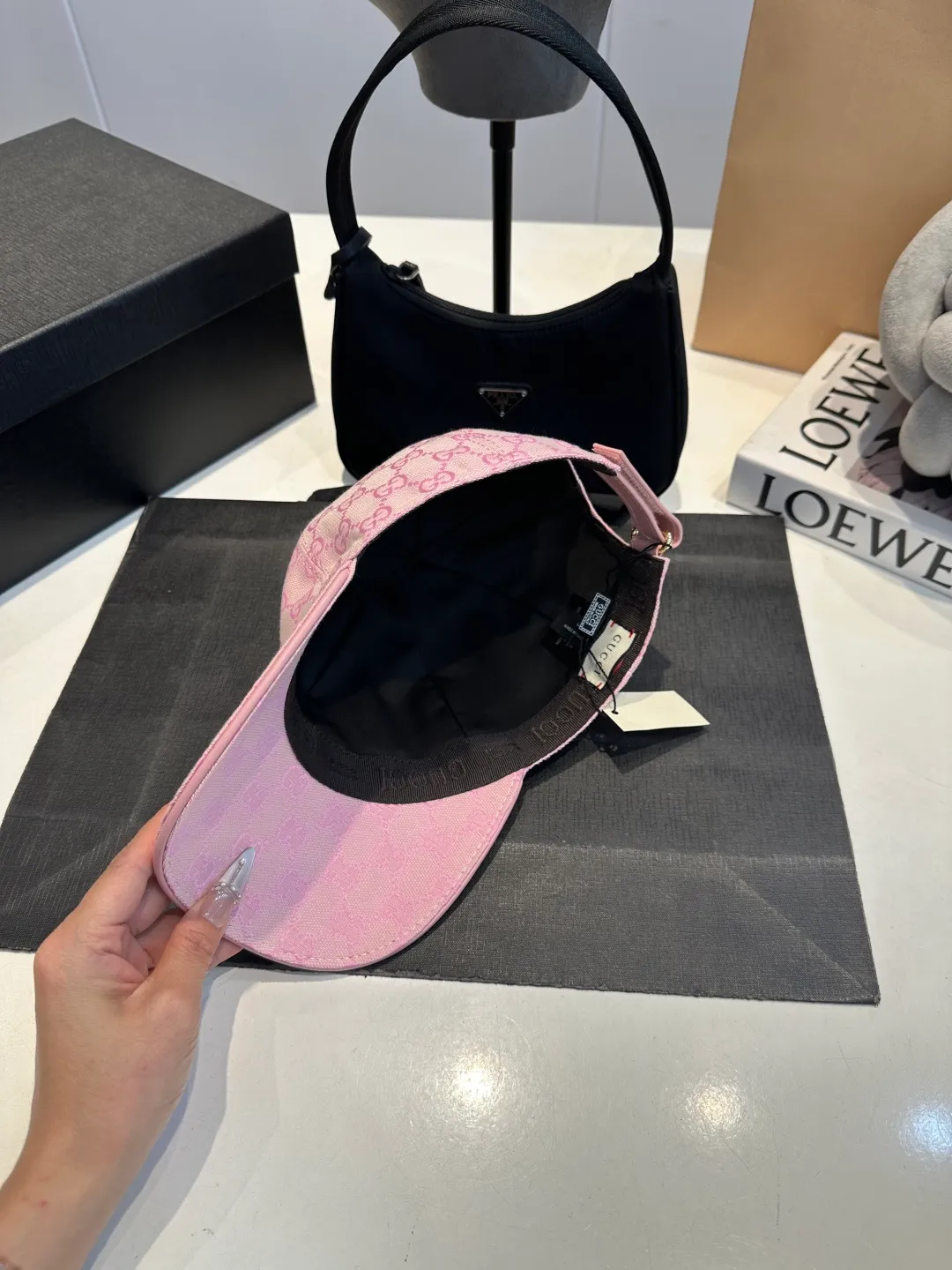 P90 Gucci (Gucci) new original baseball cap, metal small double G, the latest model at the counter, 1:1 mold opening and customization, genuine mold opening hardware, original canvas fabric + first layer of cowhide, original quality! The quality is great, the basic head circumference is 56cm, and the patch is adjustable.