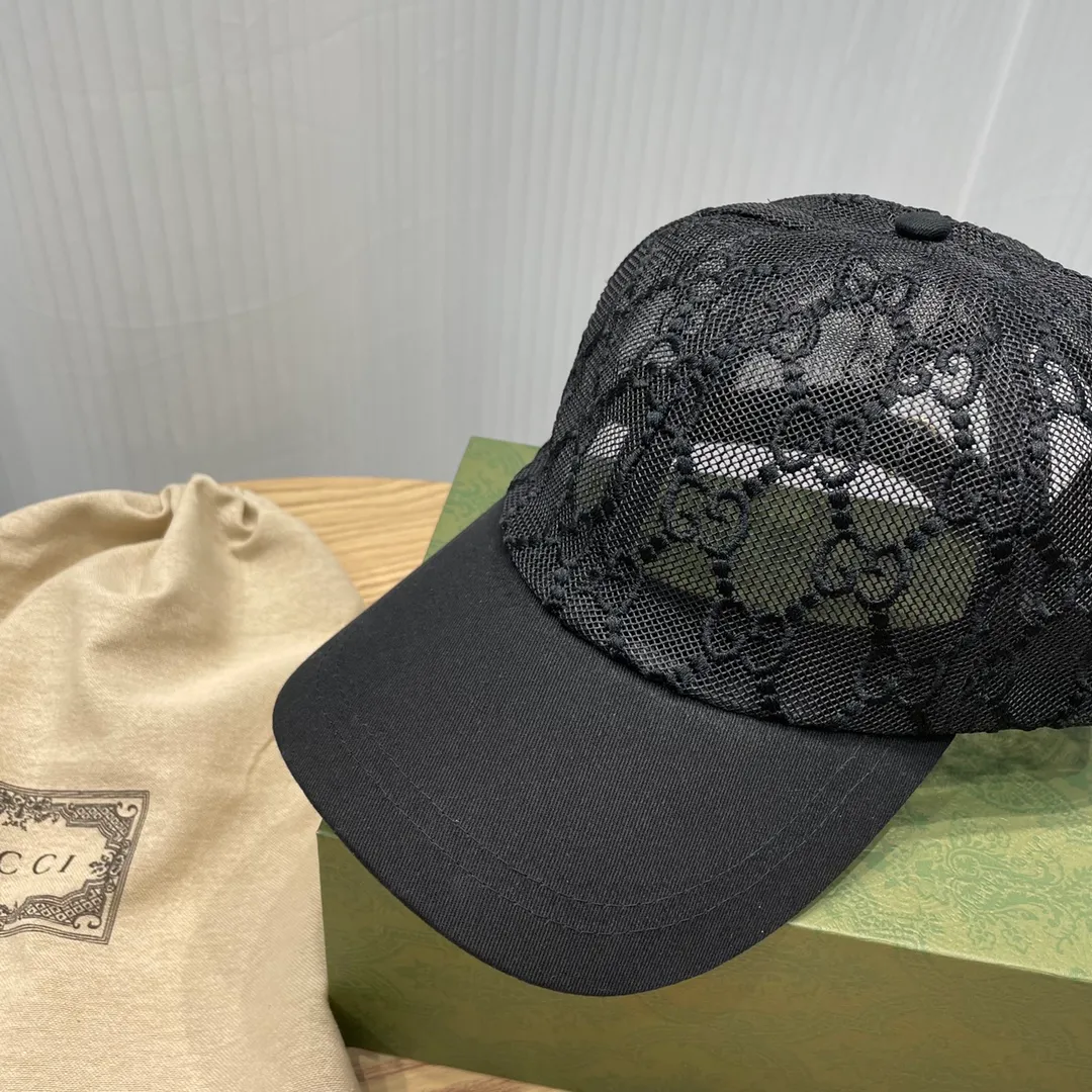 Special batch of 60 Gucci's new lace peaked cap, with the double G as the core design, continues to add agility to this retro-style mini GG baseball cap, and appears in the small ancient, early spring ready-to-wear and accessories series in the form of colorful printed patterns. Classic and stunning style, elegant and noble, a must-have for goddesses. This year’s latest and most popular color matching, high-end on the face~classic and retro, very eye-catching and versatile! All in all, it’s so perfect that it brings tears to my eyes, and it’s so beautiful to give away and keep for yourself! Baseball caps are the most special type of fashion items and are suitable for the most face shapes. No matter you have a round face or an oval face, it can do the job and can be used to modify all face shapes! Rare product! Material: Customer-supplied mesh, electro-embroidered double-G technology, spliced ​​with mesh imported from Spain. It is very breathable in summer, so you don’t have to worry about sweltering and sweating. It is suitable for all seasons! *Process requirements: Laser holographic cutting, all mesh cutting pieces, must be edge-locked! Dual-chip anti-counterfeiting, not available on the market *size: head circumference 57cm* comes with full dust bag ➕ gift box packaging