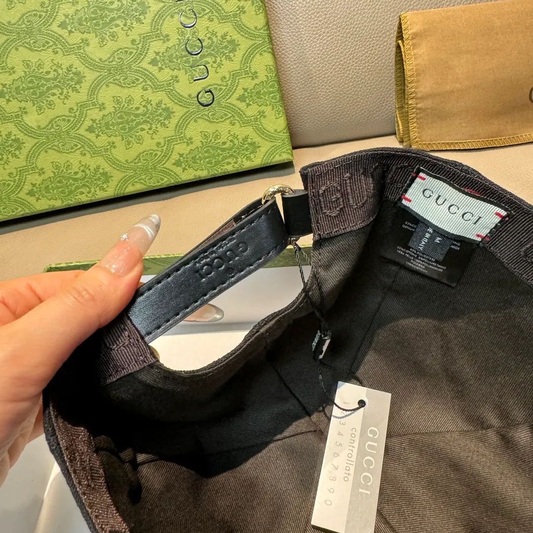P160, Gucci's new original baseball cap, Loved series, 1:1 mold customization, heavy embroidery, details comparable to counters, original canvas fabric + first-layer cowhide, great quality! The first choice for handsome men and beautiful women, fashionable and versatile. Basic head circumference 56, adjustable patch