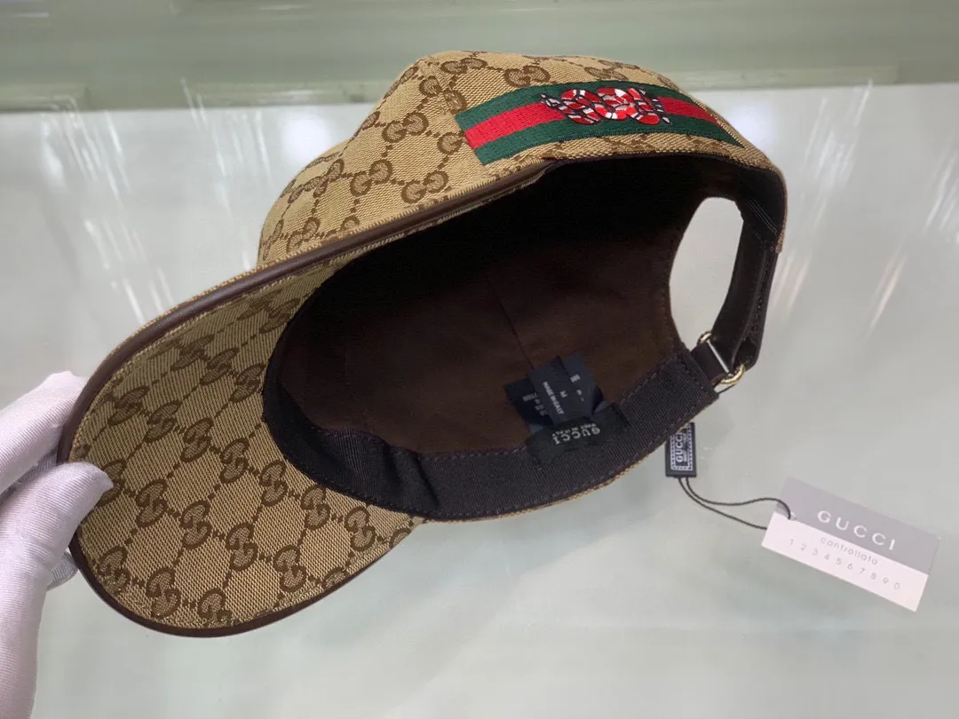 🉐120 Gucci (Gucci) new original baseball cap, embroidered python, 1:1 mold customization, heavy embroidery, delicate and luxurious, details comparable to counters, original canvas fabric + first-layer cowhide, pure cotton lining, great quality! The first choice for handsome men and beautiful women, fashionable and versatile. The basic head circumference is 56cm, the patch is adjustable, and the genuine two-color version is shipped from the counter.