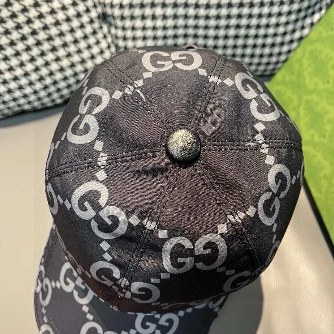 Batch 90, new model shipped from the official website, with packaging bag, Gucci's latest original baseball cap, large double G, 1:1 mold customization at the counter, perfect pattern, original canvas fabric + first-layer cowhide, light and breathable! The basic head circumference is 56cm, and the patch is adjustable.