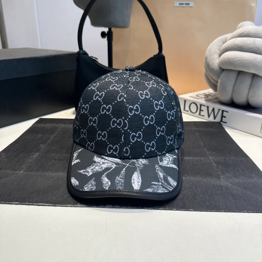 P56 Gucci Baseball Cap♥️GUCCI🧢New product from the official website, baseball cap, original quality, hot arrival 🔥🎩 The craftsmanship is very exquisite, high-end and classy! Low-key luxury, easy to carry! Running volume!