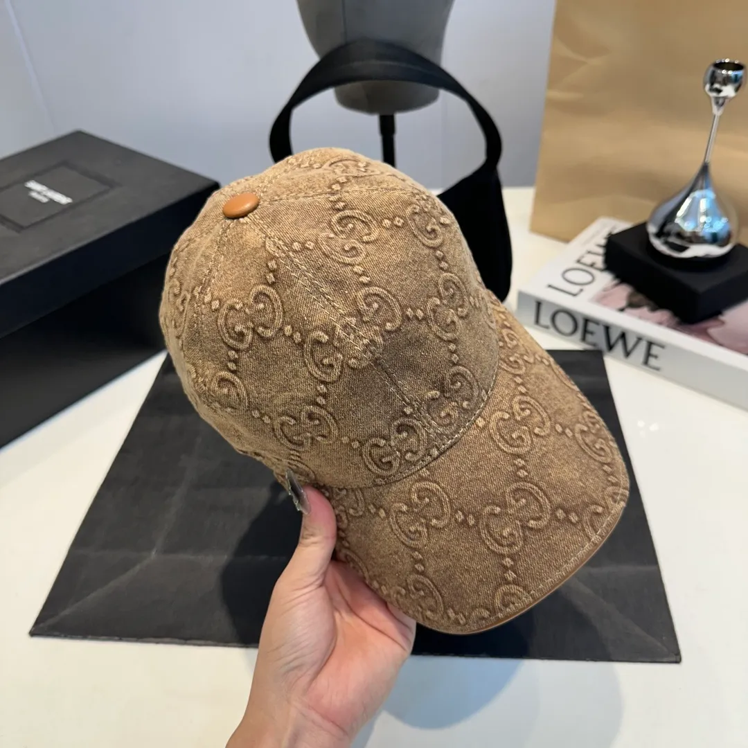 P900,000 classic model is shipped in new colors! Gucci (Gucci) classic original baseball cap 😍😍Customized at the 1:1 counter mold, the highest version, original canvas + first-layer cowhide, light and breathable! Photographed in real life, suitable for men and women in all seasons, basic head circumference 56cm, adjustable patches.