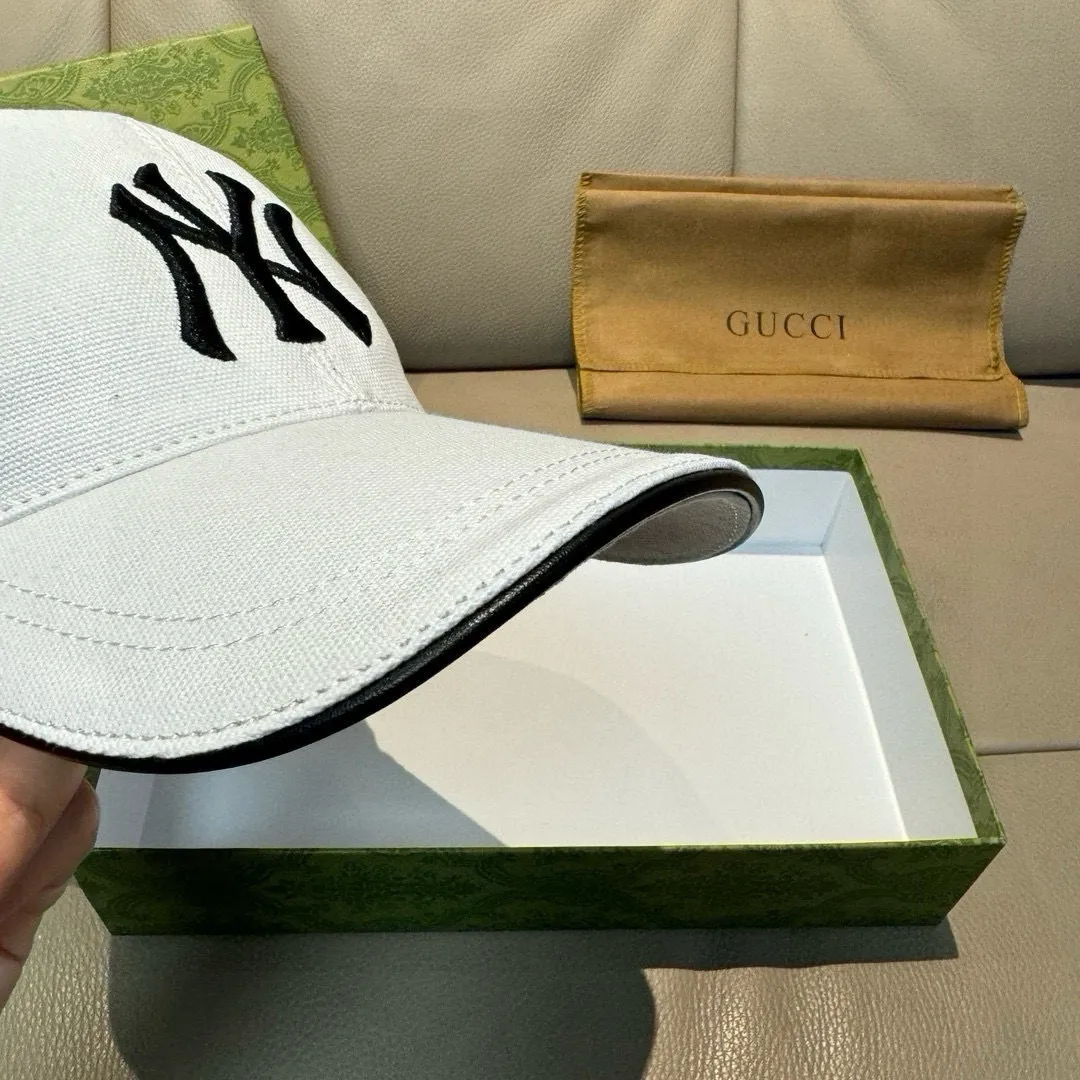 P160, NY&Gucci (Gucci) cooperation model, the latest original baseball cap, 1:1 mold customization, heavy embroidery, details comparable to counters, original canvas fabric + first-layer cowhide, excellent quality! The first choice for handsome men and beautiful women, fashionable and versatile. The basic head circumference is 56cm, and the patch is adjustable. Black and white two colors