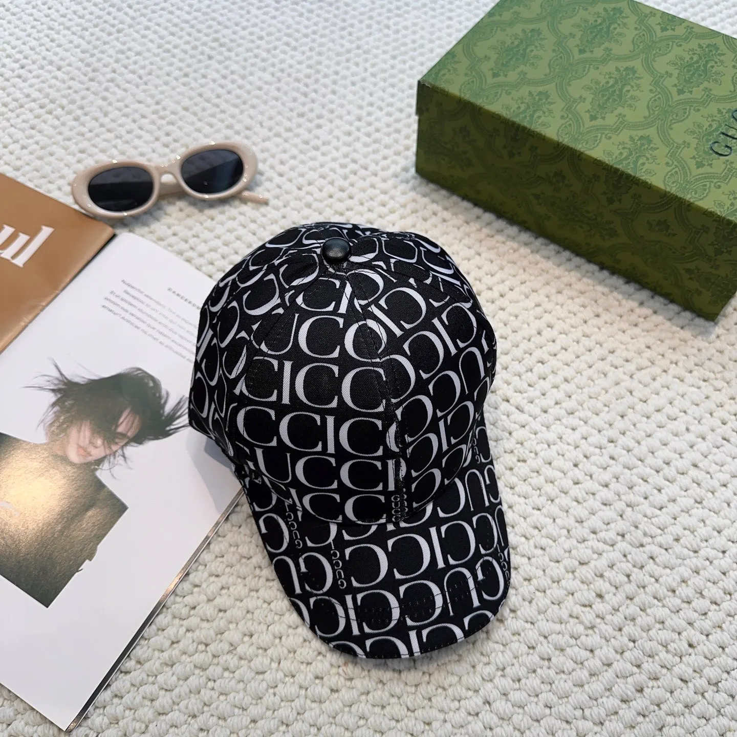 P56💰GUCCI baseball cap, new product from the official website, baseball cap, original quality, hot arrival 🔥🎩 The craftsmanship is very exquisite, high-end and classy! Low-key luxury, easy to carry! Running volume!