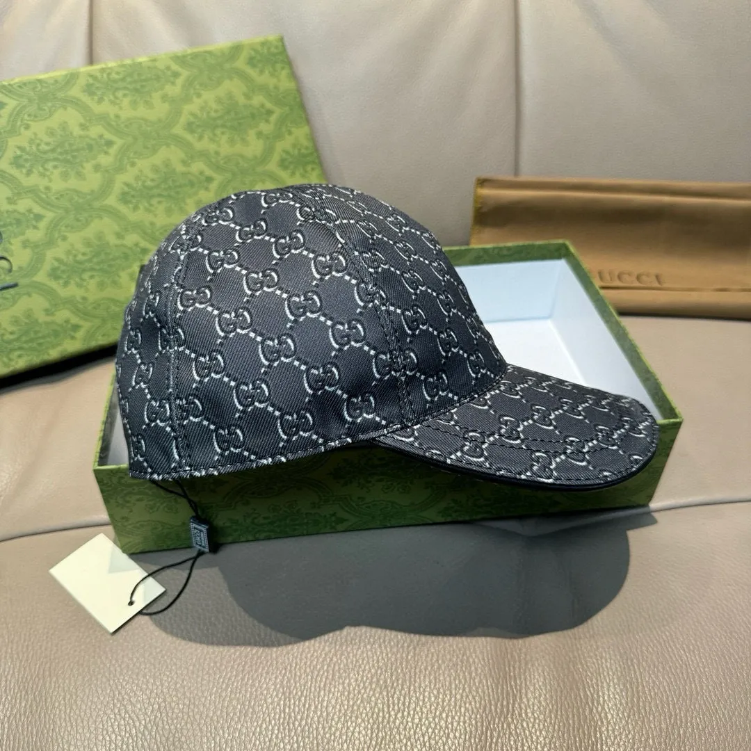 p90, Gucci (Gucci) new original baseball cap, silk screen logo, 1:1 mold opening and customization at the counter, original canvas fabric + first layer of cowhide, pure cotton lining, light and breathable! The quality is great, the basic head circumference is 56cm, and the patch is adjustable.