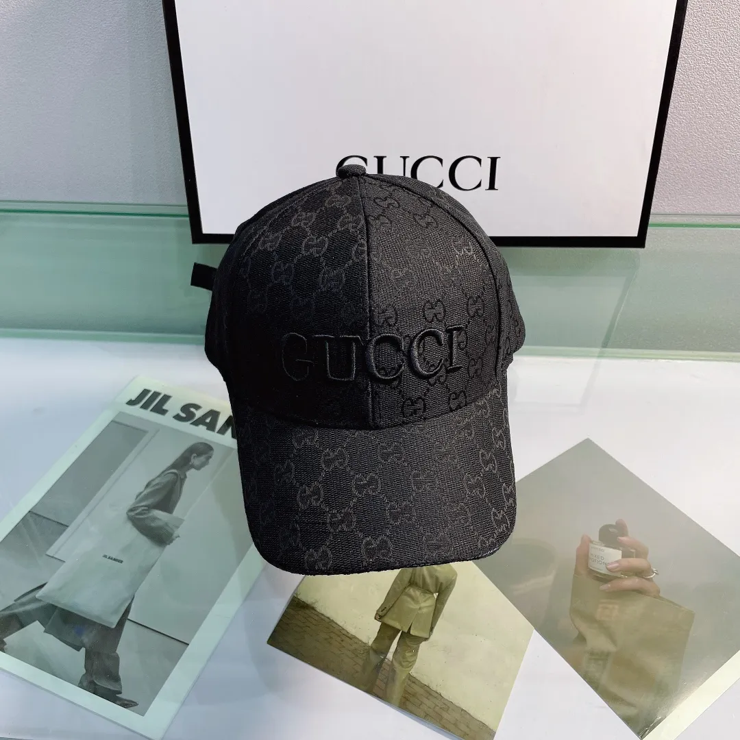 P66 Gucci (Gucci) classic original baseball cap😍😍gold logo. 1:1 mold opening and customization at the counter, the highest version, original canvas + first-layer cowhide, pure cotton lining, light and breathable! Photographed in real life, suitable for men and women in all seasons, basic head circumference 56cm, adjustable patches.