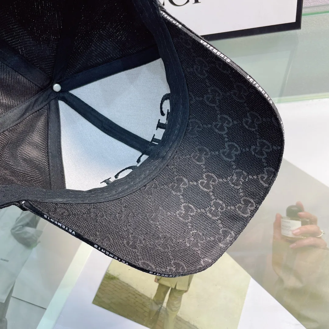 P66 Gucci (Gucci) classic original baseball cap😍😍gold logo. 1:1 mold opening and customization at the counter, the highest version, original canvas + first-layer cowhide, pure cotton lining, light and breathable! Photographed in real life, suitable for men and women in all seasons, basic head circumference 56cm, adjustable patches.
