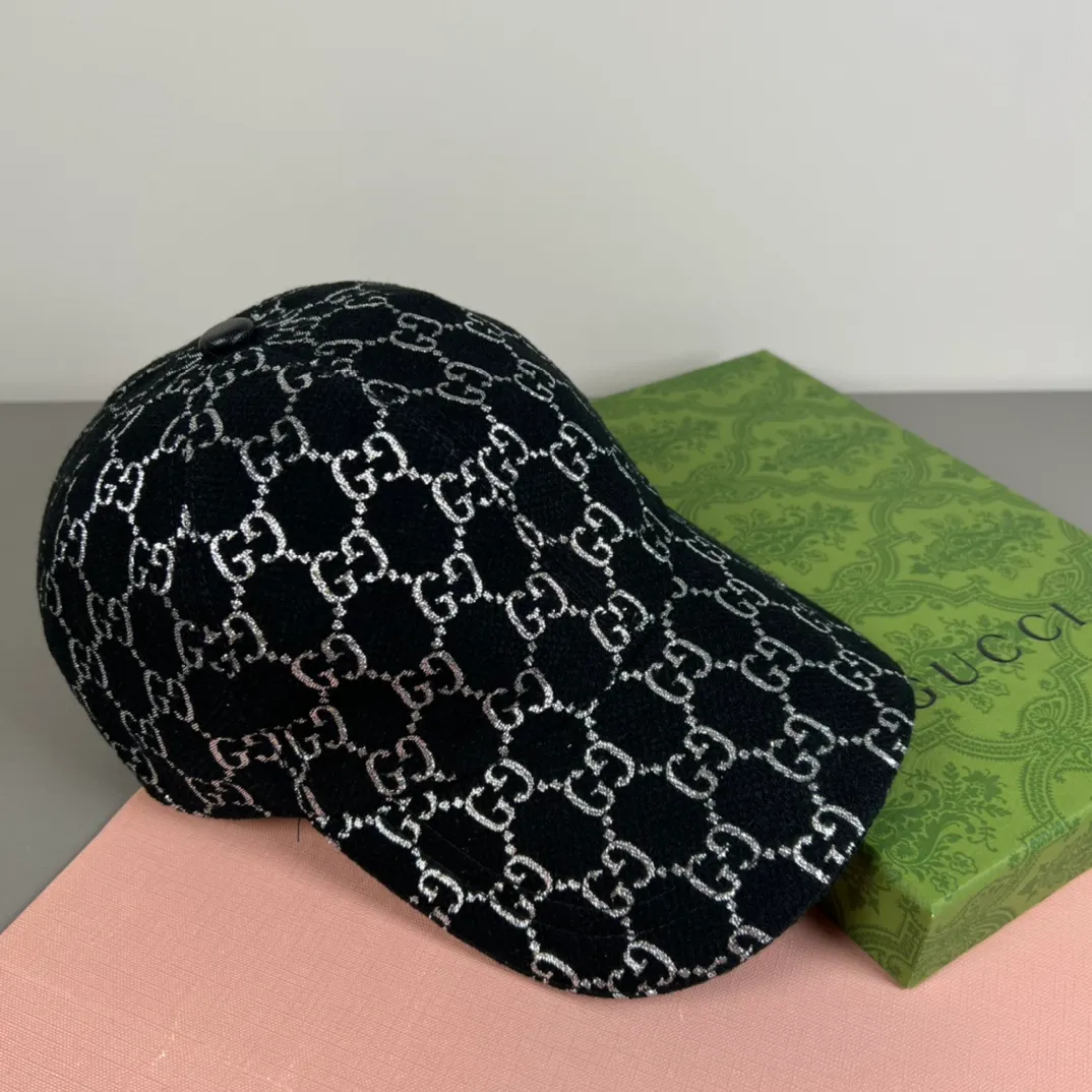 80💰Gucci (Gucci) new original baseball cap, counter purchase quality 1:1 mold customization, genuine mold opening hardware, original canvas fabric + first-layer cowhide, original factory quality! The quality is great and the patch is adjustable. Accurate matching, perfect integration of details and craftsmanship!