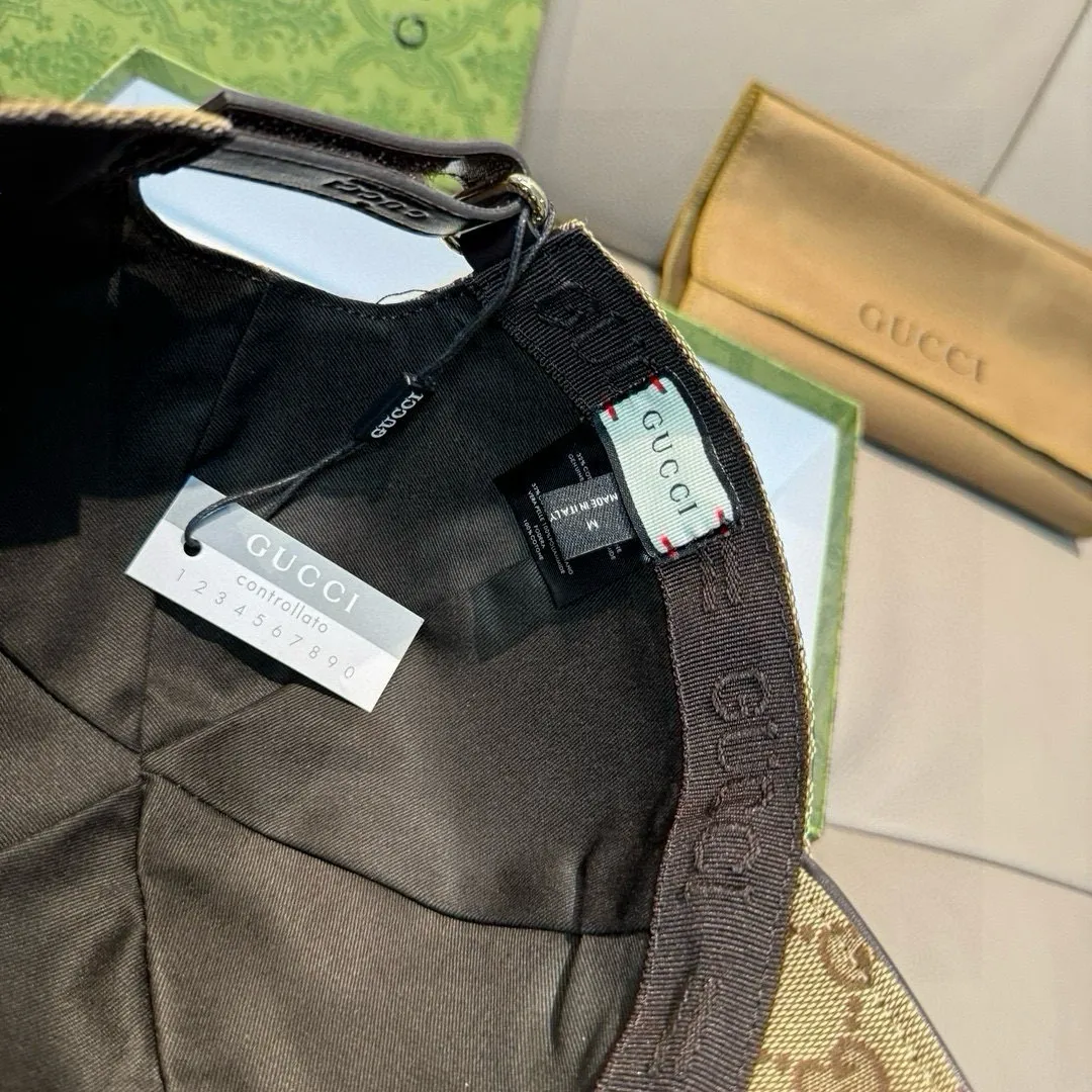 Batch 90, Gucci (Gucci) new spring and summer original baseball cap, logo webbing, 1:1 mold customization, original canvas fabric + first-layer cowhide, popular purchasing agent, versatile style for men and women, great quality! The basic head circumference is 56cm, and the patch is adjustable.