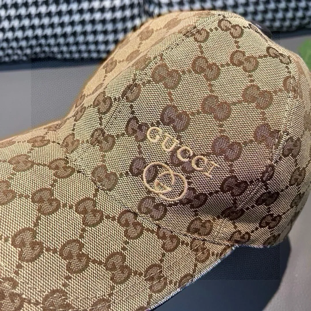 P900,000 classic model shipped! ,, Gucci (Gucci) classic original baseball cap 😍😍 small gold embroidery, 1:1 mold opening and customization at the counter, the highest version, original canvas + first-layer cowhide, pure cotton lining, light and breathable! Photographed in real life, suitable for men and women in all seasons, basic head circumference 56cm, adjustable patches.