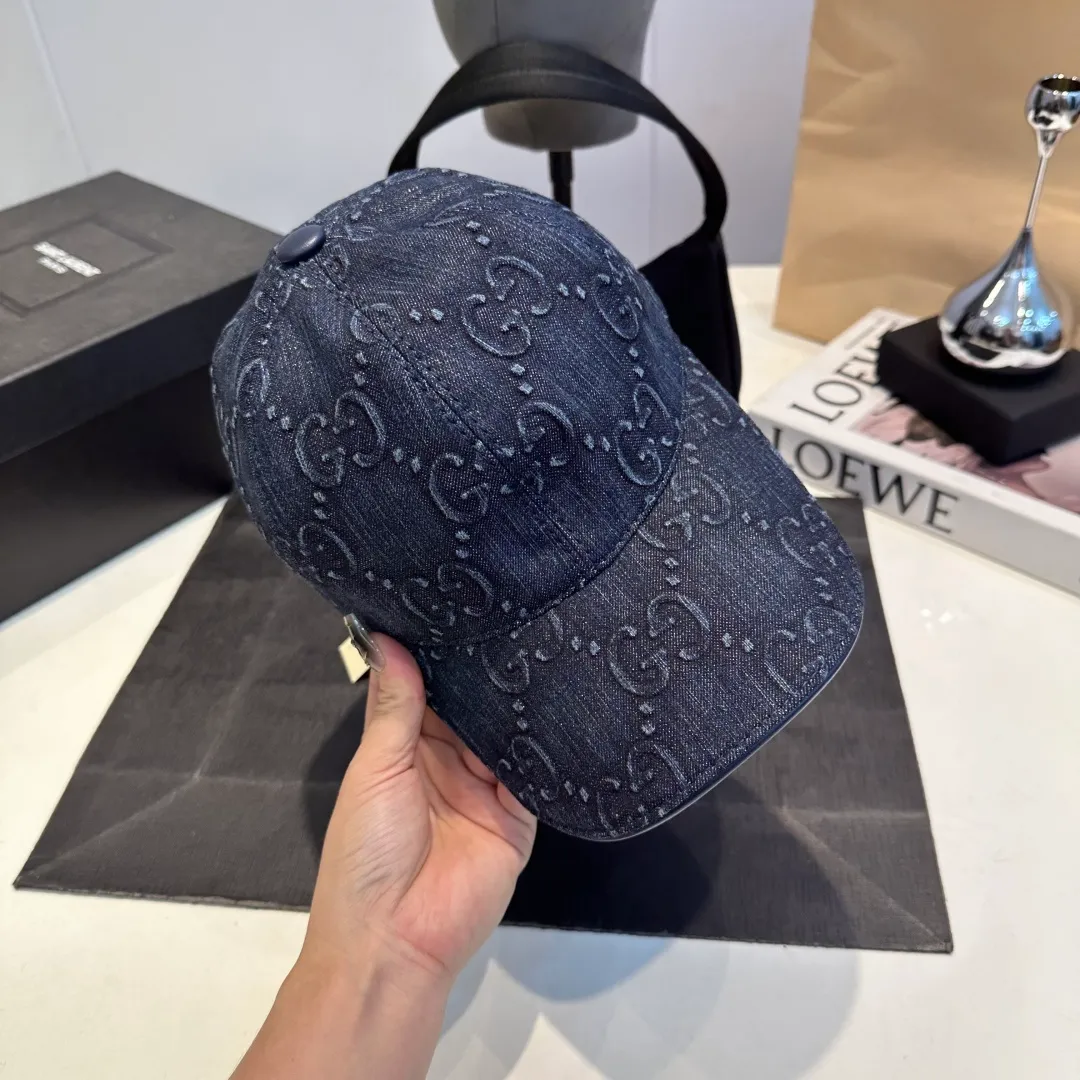 P900,000 classic model is shipped in new colors! Gucci (Gucci) classic original baseball cap 😍😍Customized at the 1:1 counter mold, the highest version, original canvas + first-layer cowhide, light and breathable! Photographed in real life, suitable for men and women in all seasons, basic head circumference 56cm, adjustable patches.