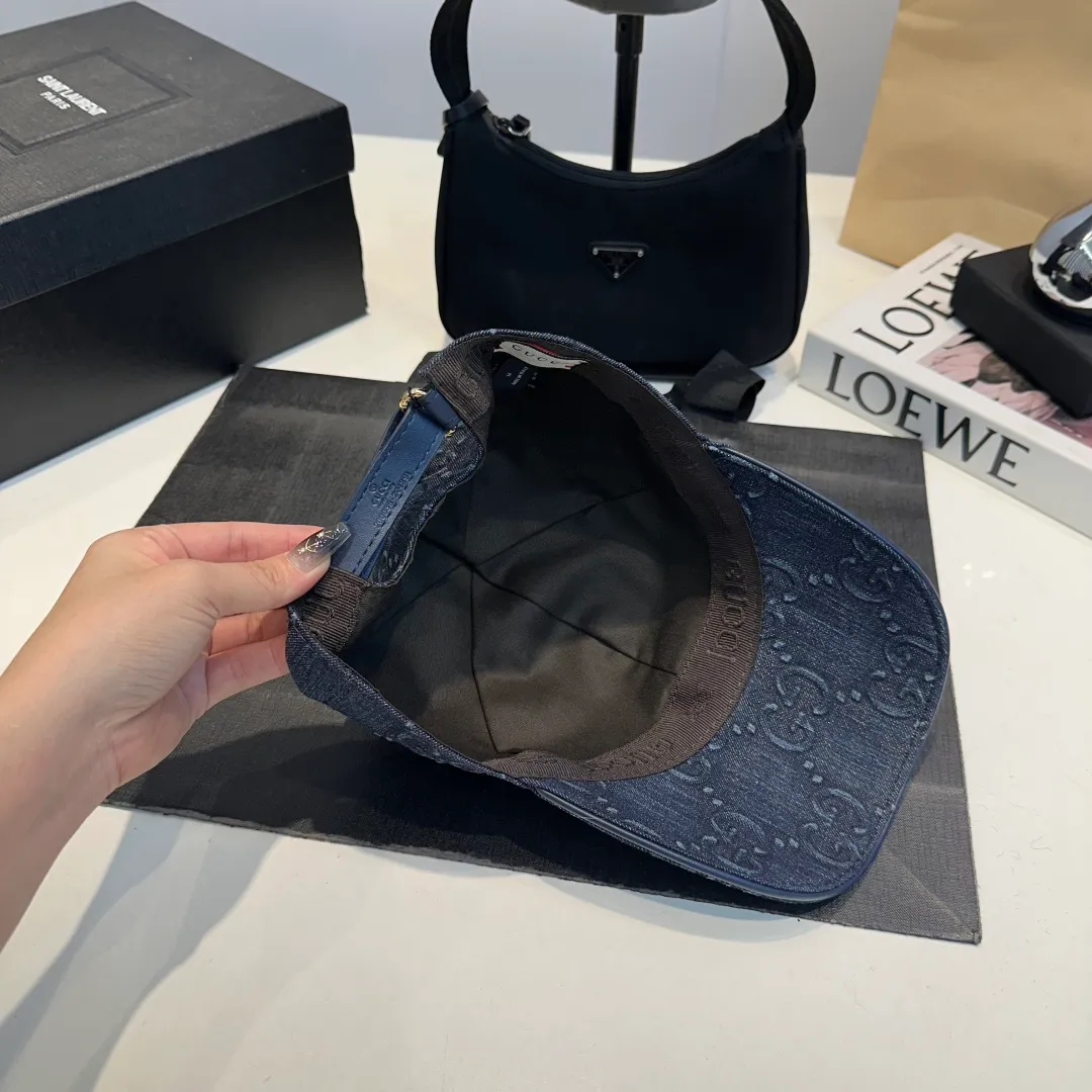 P900,000 classic model is shipped in new colors! Gucci (Gucci) classic original baseball cap 😍😍Customized at the 1:1 counter mold, the highest version, original canvas + first-layer cowhide, light and breathable! Photographed in real life, suitable for men and women in all seasons, basic head circumference 56cm, adjustable patches.