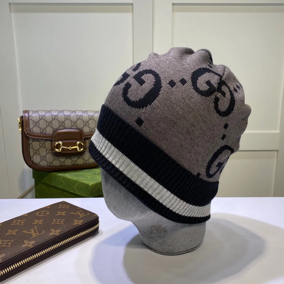 P44 〈GUCCI Gucci〉 knitted hat 😘 Cashmere material 🙆🏻Official website new product 😱 Simple and elegant 👍 The tight knitting method is very thick, soft and comfortable 🙈Warm and fashionable❤️Can’t put it down👍Dear, hurry up and get it👍😘Same style for men and women