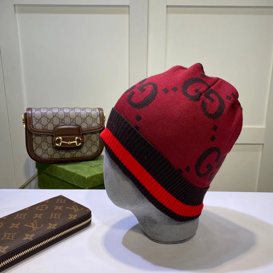 P44 〈GUCCI Gucci〉 knitted hat 😘 Cashmere material 🙆🏻Official website new product 😱 Simple and elegant 👍 The tight knitting method is very thick, soft and comfortable 🙈Warm and fashionable❤️Can’t put it down👍Dear, hurry up and get it👍😘Same style for men and women