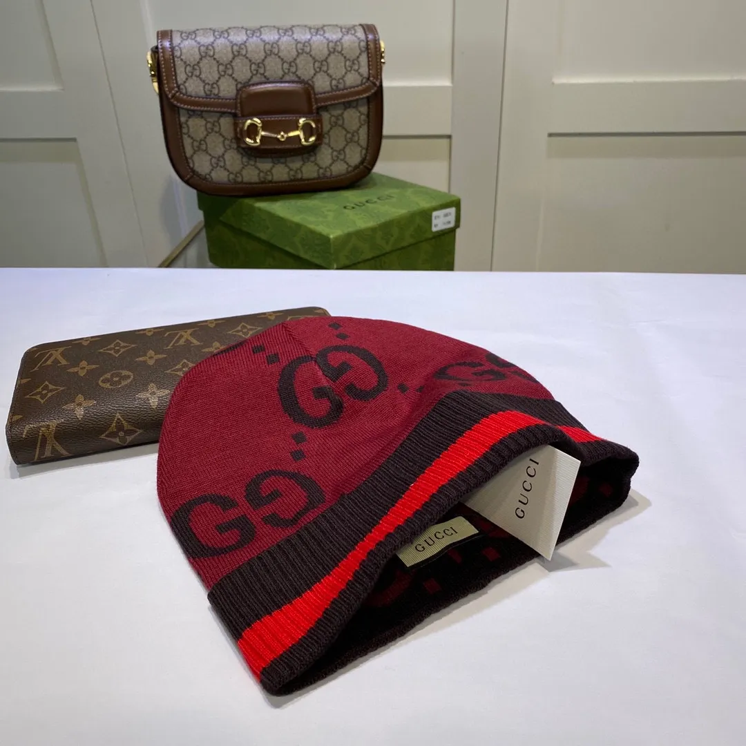P44 〈GUCCI Gucci〉 knitted hat 😘 Cashmere material 🙆🏻Official website new product 😱 Simple and elegant 👍 The tight knitting method is very thick, soft and comfortable 🙈Warm and fashionable❤️Can’t put it down👍Dear, hurry up and get it👍😘Same style for men and women