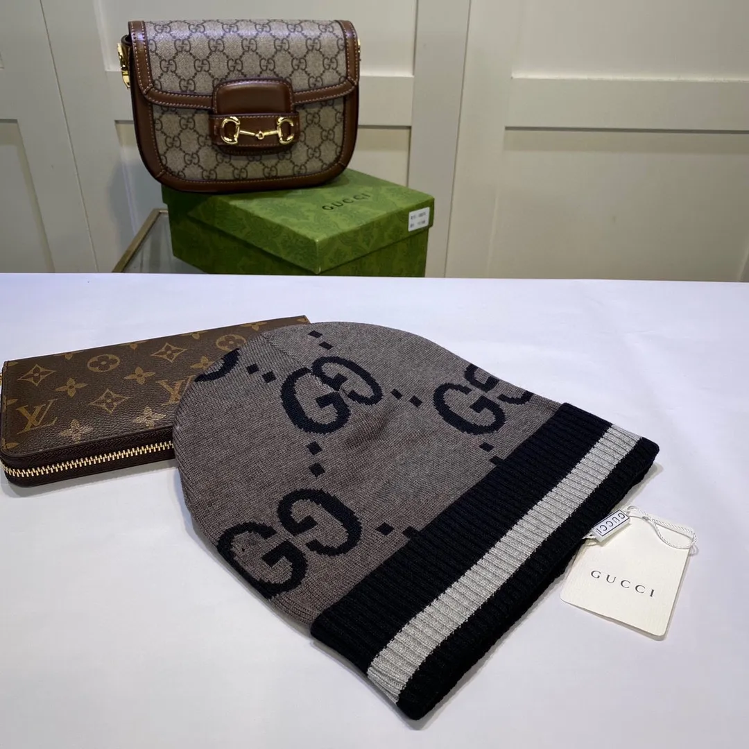 P44 〈GUCCI Gucci〉 knitted hat 😘 Cashmere material 🙆🏻Official website new product 😱 Simple and elegant 👍 The tight knitting method is very thick, soft and comfortable 🙈Warm and fashionable❤️Can’t put it down👍Dear, hurry up and get it👍😘Same style for men and women