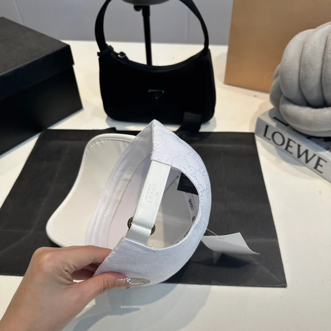 P56 Gucci Baseball Cap♥️GUCCI🧢New product from the official website, baseball cap, original quality, hot arrival 🔥🎩 The craftsmanship is very exquisite, high-end and classy! Low-key luxury, easy to carry! Running volume!