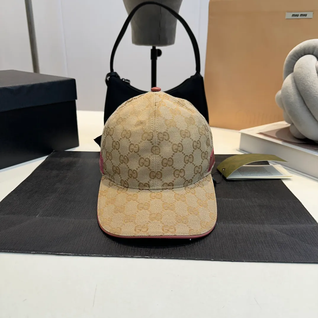 P240 GUCCI Gucci baseball cap customized fine webbing.   The craftsmanship is very exquisite, high-end and classy! Low-key luxury, easy to carry! The best-selling model in the counter, dark pattern small pair G, 1:1 mold opening and customization, waterproof fabric, pure cotton lining, light and breathable. Perfect fit, accurate alignment, each leather buckle has a different code, cow leather adjustment buckle, exclusive real shot, suitable for men and women.