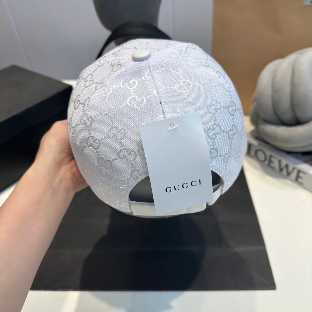P56 Gucci Baseball Cap♥️GUCCI🧢New product from the official website, baseball cap, original quality, hot arrival 🔥🎩 The craftsmanship is very exquisite, high-end and classy! Low-key luxury, easy to carry! Running volume!