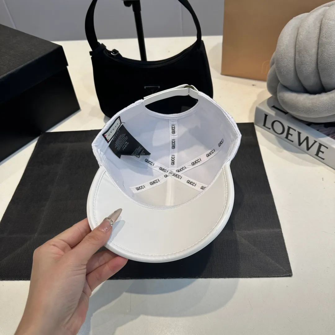 P56 Gucci Baseball Cap♥️GUCCI🧢New product from the official website, baseball cap, original quality, hot arrival 🔥🎩 The craftsmanship is very exquisite, high-end and classy! Low-key luxury, easy to carry! Running volume!