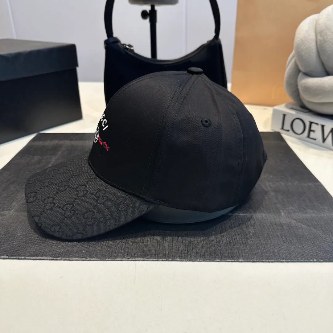 P56 Gucci Baseball Cap♥️GUCCI🧢New product from the official website, baseball cap, original quality, hot arrival 🔥🎩 The craftsmanship is very exquisite, high-end and classy! Low-key luxury, easy to carry! Running volume!