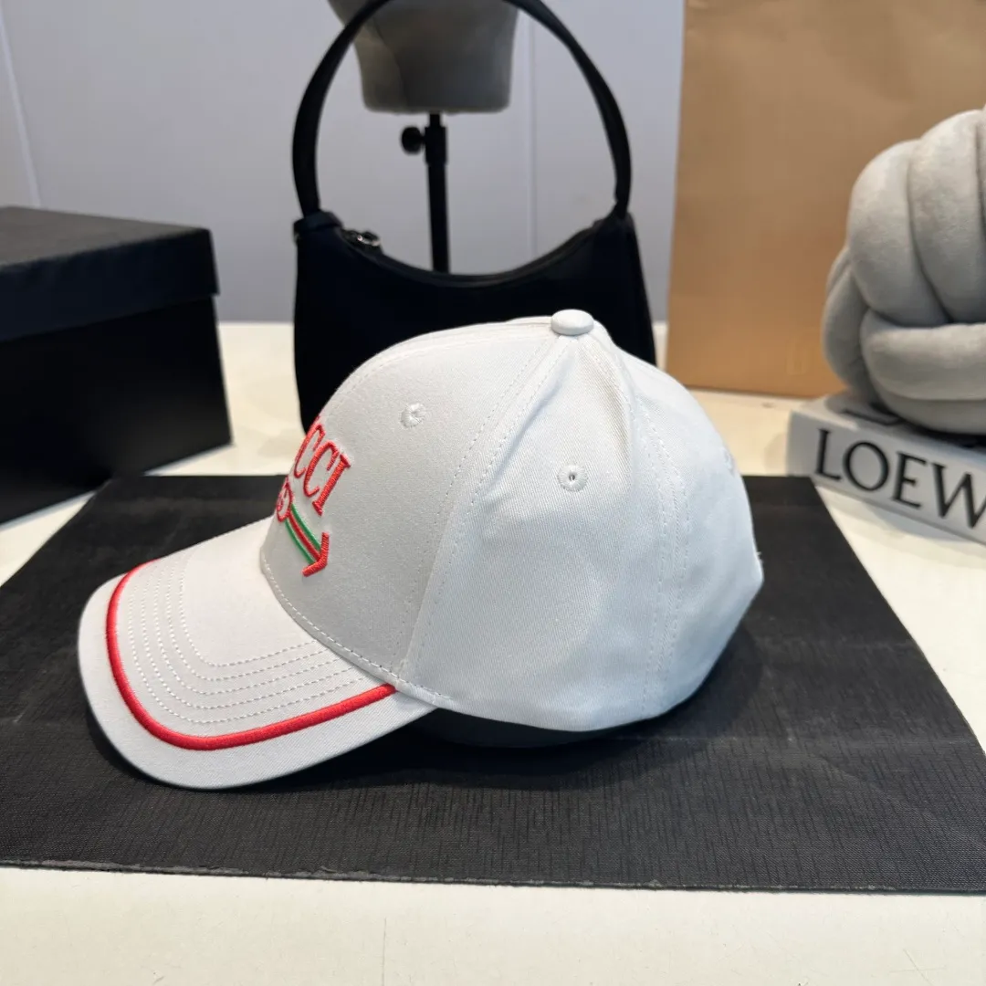P56 Gucci Baseball Cap GUCCI official website new product, baseball cap, original quality is very popular, the workmanship is very exquisite, high-end atmosphere and class! Low-key luxury, easy to carry! Running volume!