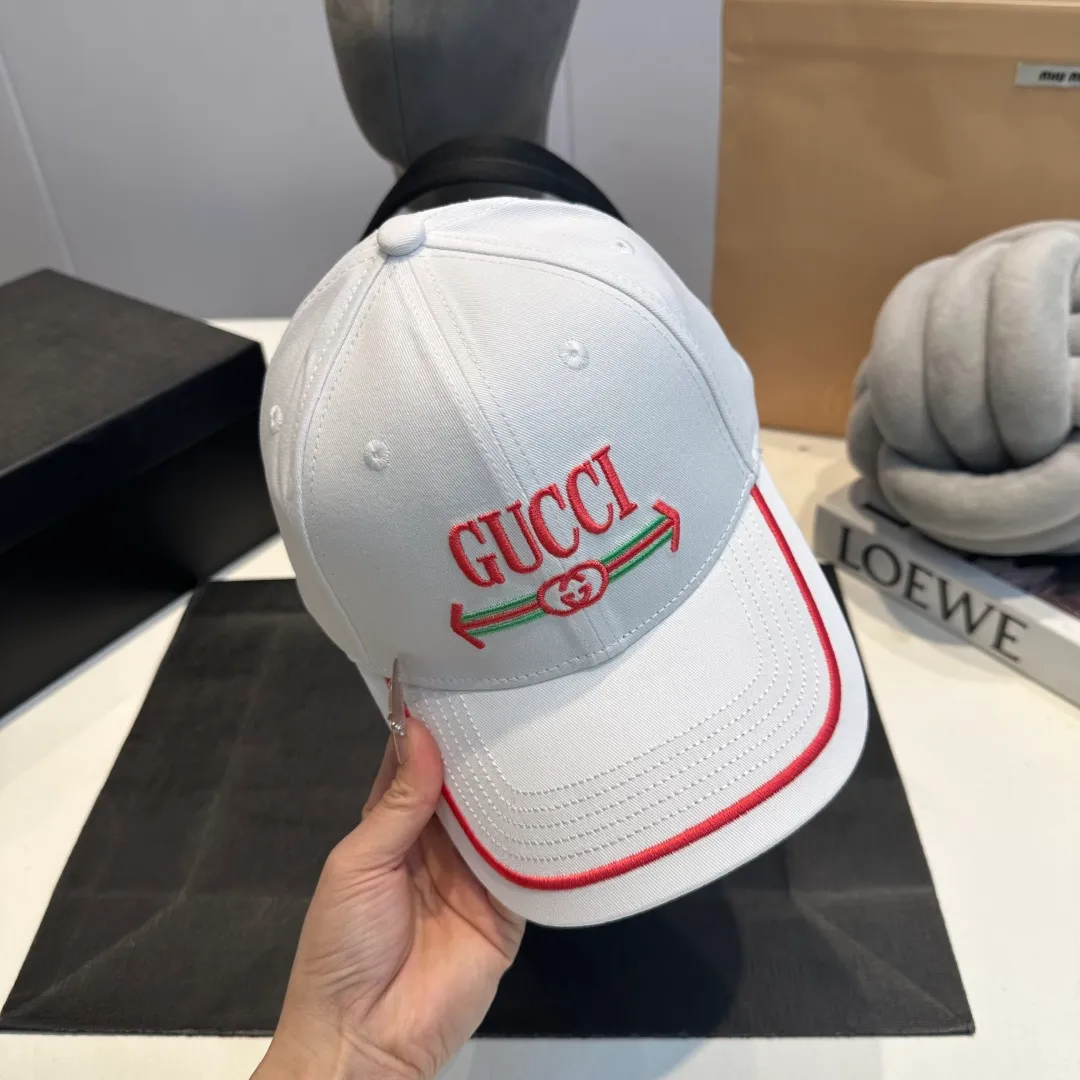 P56 Gucci Baseball Cap GUCCI official website new product, baseball cap, original quality is very popular, the workmanship is very exquisite, high-end atmosphere and class! Low-key luxury, easy to carry! Running volume!