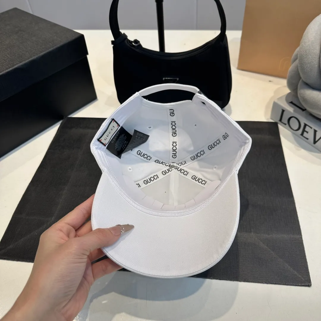 P56 Gucci Baseball Cap GUCCI official website new product, baseball cap, original quality is very popular, the workmanship is very exquisite, high-end atmosphere and class! Low-key luxury, easy to carry! Running volume!