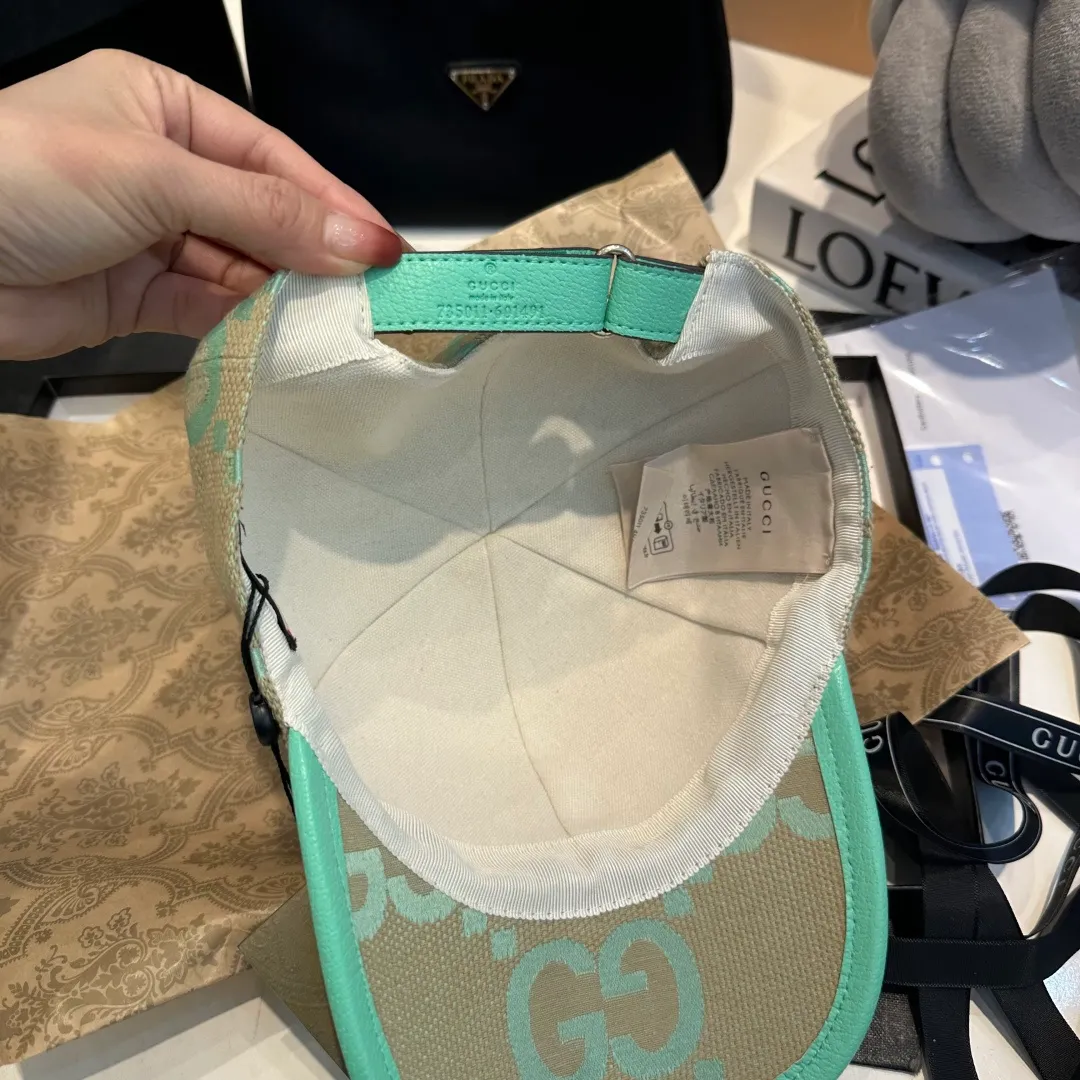 P240 This single product is from the Gucci Lido series, and its design is inspired by the summer style and beach clubs of the Italian coast. As an iconic symbol of the brand, logo elements continue to bring more new ideas to single products through novel and unique techniques. Each logo contains the brand's unique historical heritage and value pursuit, and interprets the fashion aesthetic concept with charm. Beige and ebony baseball cap in Super Double G canvas. Brown leather piping adds charm to the entire design. Camel and ebony Double G canvas Brown leather trim Cotton and linen lining Adjustable Velcro closure 70% cotton, 30% polyester; Lining: 65% cotton, 35% linen; Lining: 55% cotton, 45% viscose; Details: 100% calfskin; Second detail: 100% calfskin