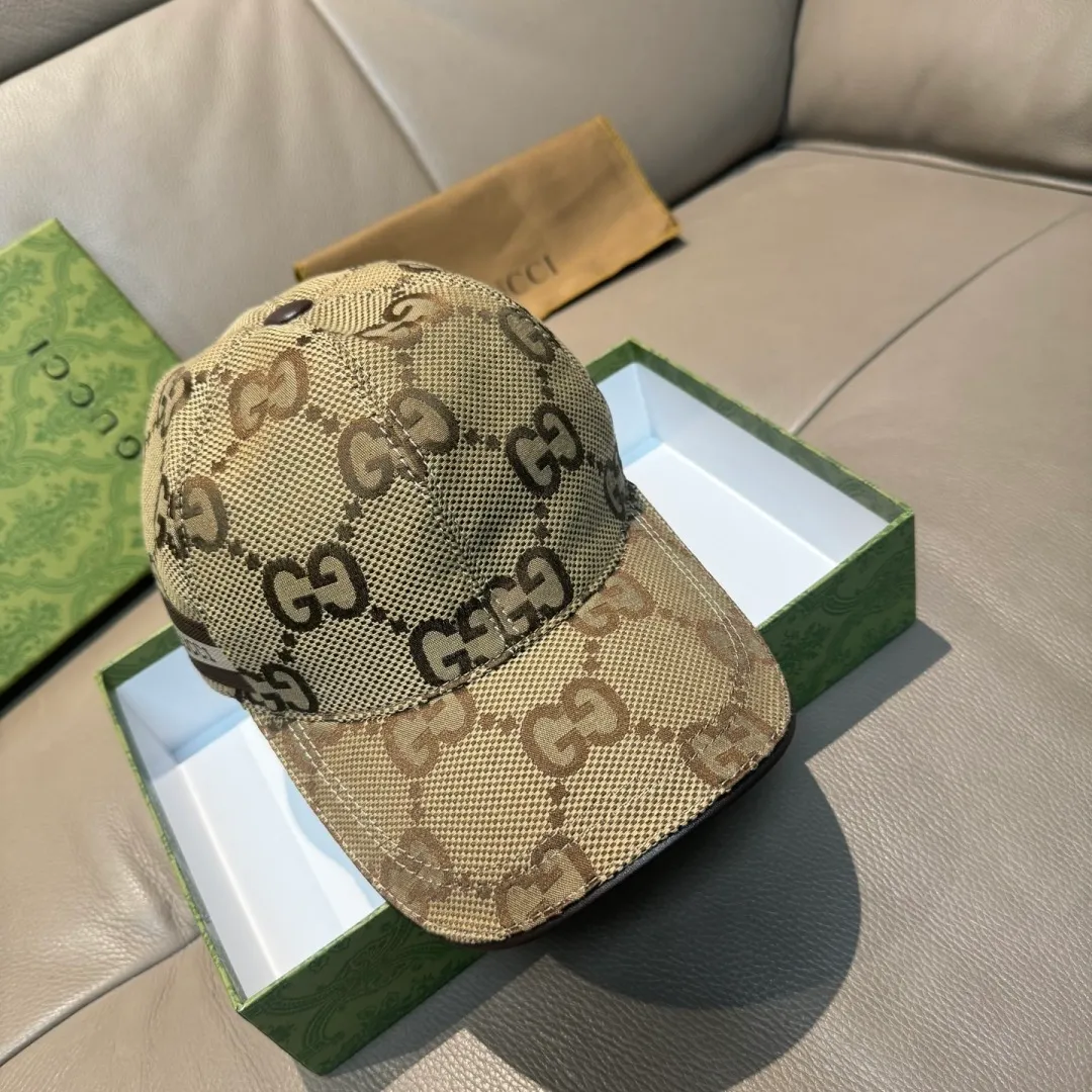 p90., Gucci Gucci’s new original baseball cap, large double G, 1:1 mold opening and customization at the counter, perfect matching pattern, original canvas fabric + first-layer cowhide, light and breathable! The basic head circumference is 56cm, and the patch is adjustable.