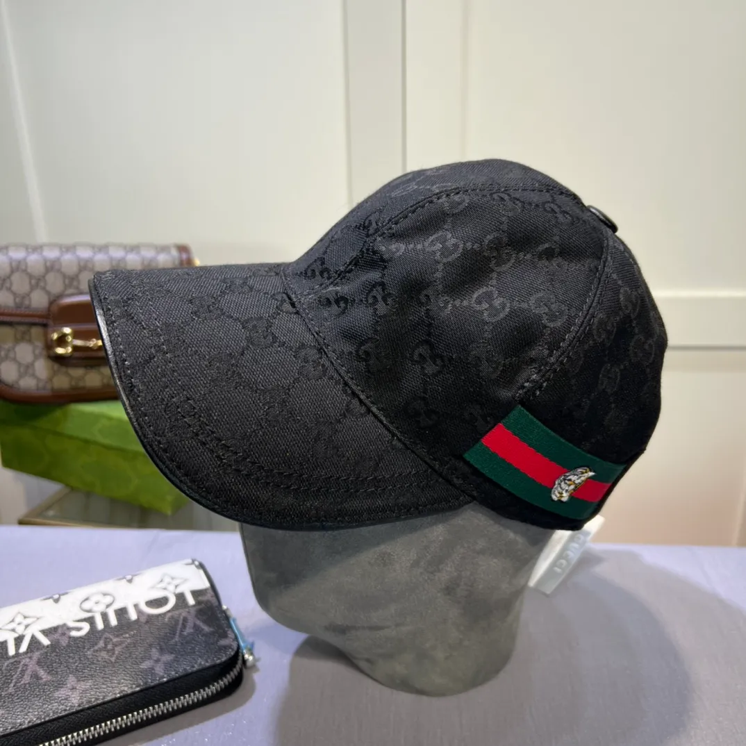P80💰10,000-year-old classic model shipped! Gucci (Gucci) classic original baseball cap 😍😍Customized at the 1:1 counter mold, the highest version, original canvas + first layer of cowhide, pure cotton lining, light and breathable! Photographed in real life, suitable for men and women in all seasons, basic head circumference 56cm, adjustable patches.