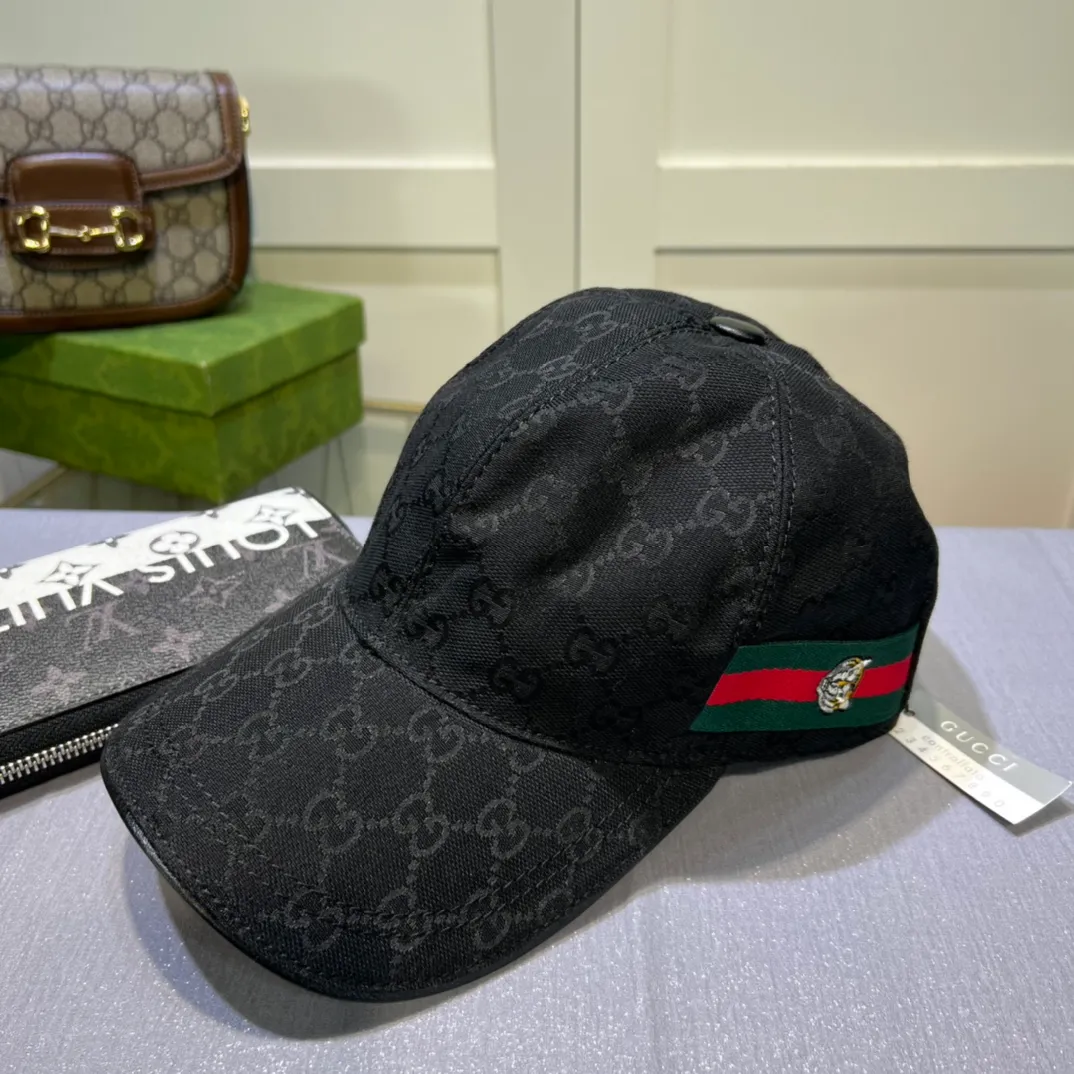 P80💰10,000-year-old classic model shipped! Gucci (Gucci) classic original baseball cap 😍😍Customized at the 1:1 counter mold, the highest version, original canvas + first layer of cowhide, pure cotton lining, light and breathable! Photographed in real life, suitable for men and women in all seasons, basic head circumference 56cm, adjustable patches.