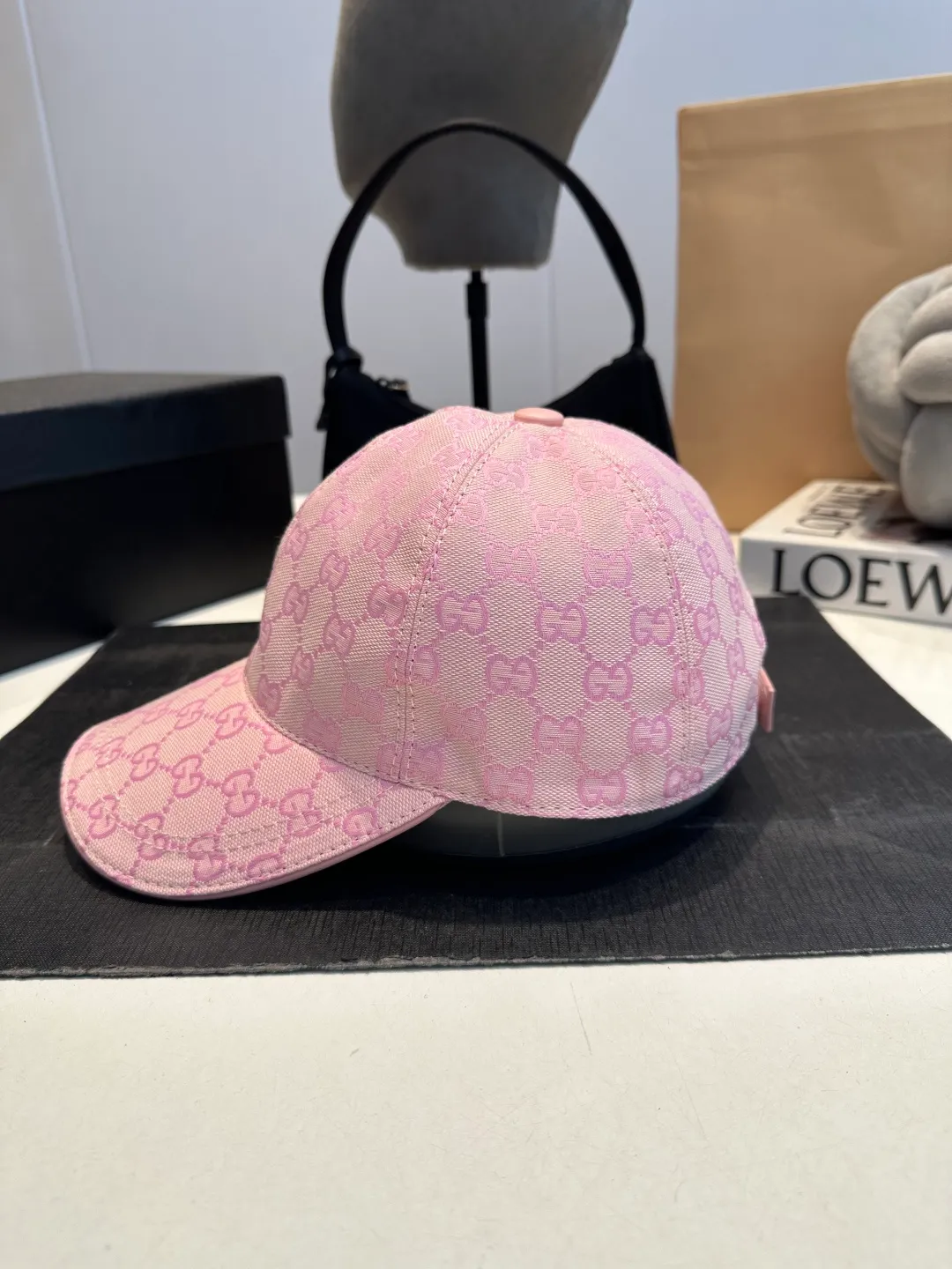 P90 Gucci (Gucci) new original baseball cap, metal small double G, the latest model at the counter, 1:1 mold opening and customization, genuine mold opening hardware, original canvas fabric + first layer of cowhide, original quality! The quality is great, the basic head circumference is 56cm, and the patch is adjustable.