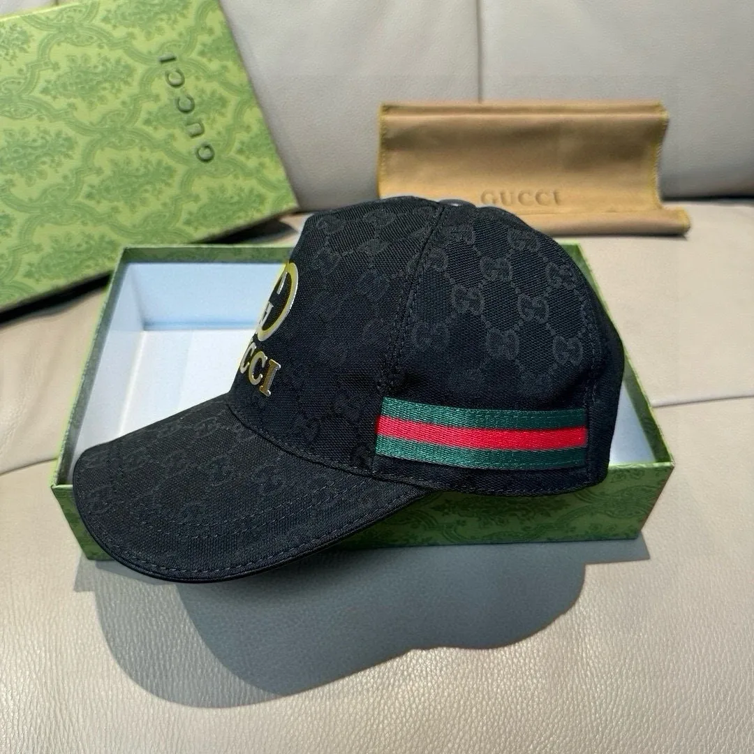 P90, Gucci (Gucci) original baseball cap, bronzing double G, 1:1 mold customization, the highest version, original canvas + first layer of cowhide, pure cotton lining, light and breathable, real shot! To be the most handsome boy among the crowd, it must be you! The basic head circumference is 56cm, and the patch is adjustable.