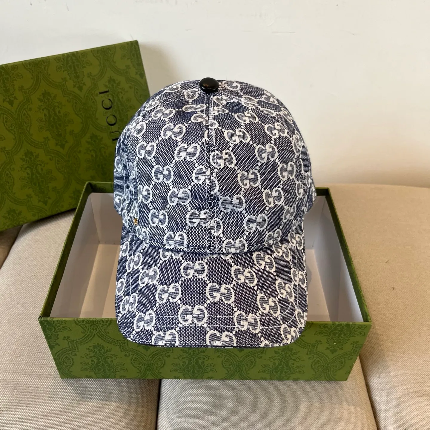 P60 Gucci Baseball Cap♥️GUCCI🧢New product from the official website, baseball cap, original quality, very popular 🔥🎩 The craftsmanship is very exquisite, high-end and classy! Low-key luxury, easy to carry! Running volume!