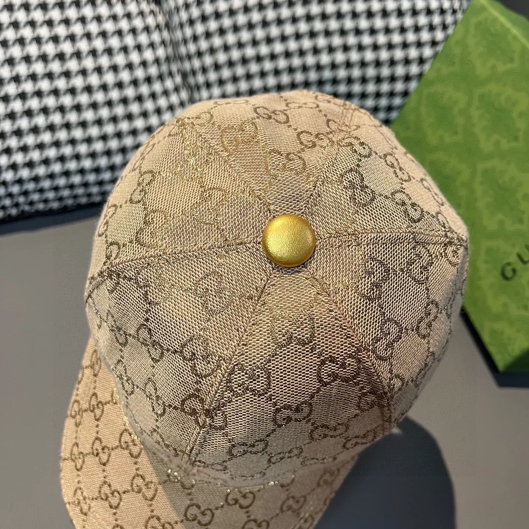 🉐️90, Gucci (Gucci) classic original baseball cap😍😍gold logo. 1:1 mold opening and customization at the counter, the highest version, original canvas + first-layer cowhide, pure cotton lining, light and breathable! Photographed in real life, suitable for men and women in all seasons, basic head circumference 56cm, adjustable patches.