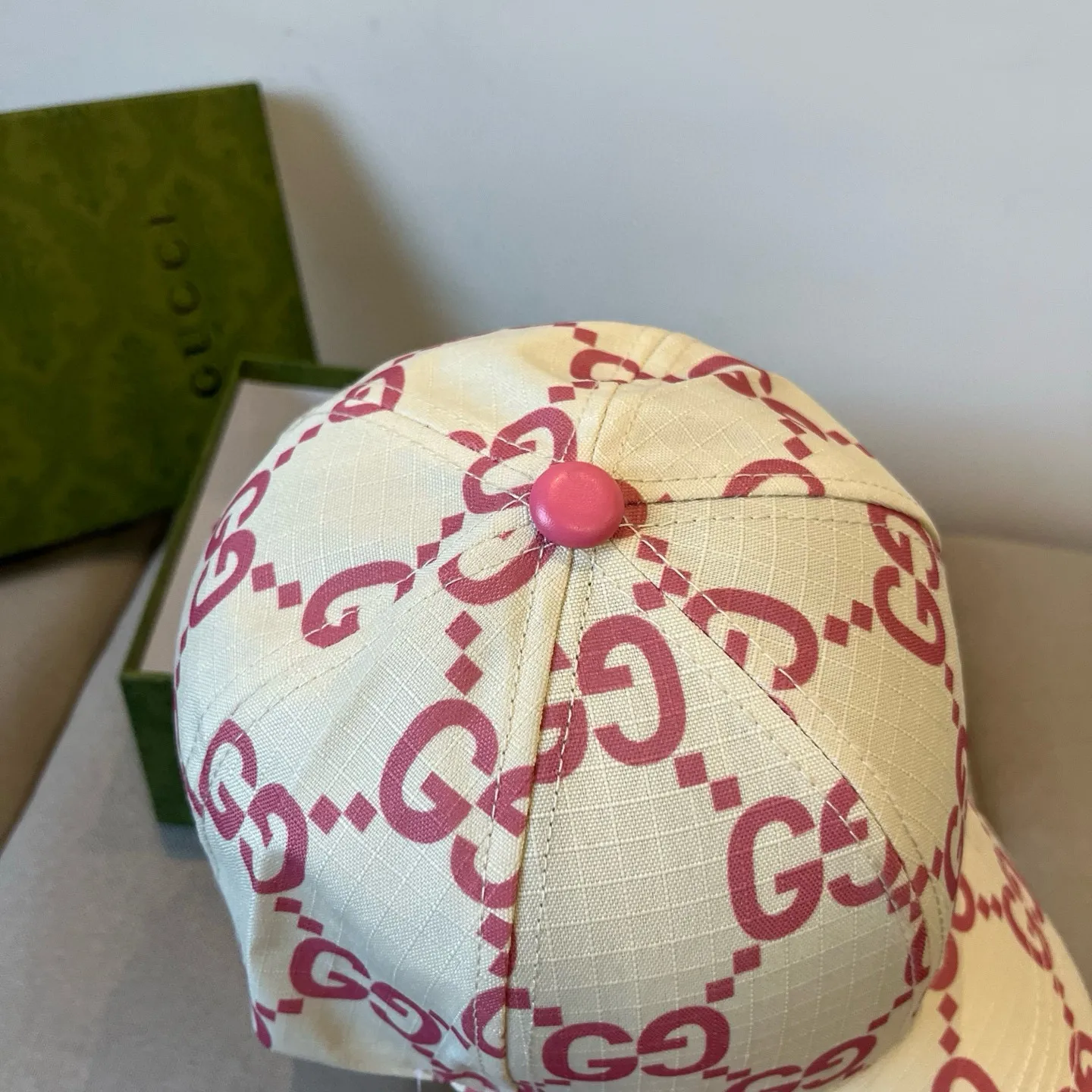 P60 Gucci Baseball Cap♥️GUCCI🧢New product from the official website, baseball cap, original quality, very popular 🔥🎩 The craftsmanship is very exquisite, high-end and classy! Low-key luxury, easy to carry! Running volume!
