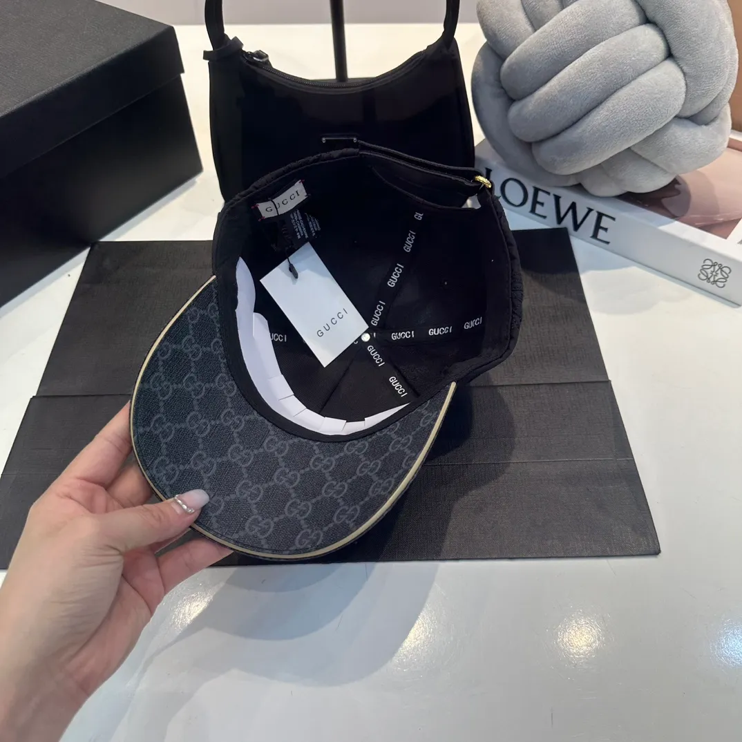 P56 New model shipped from the official website Gucci's latest original baseball cap, large double G, customized at the counter with 1:1 mold opening, light and breathable! Basic head circumference 56, adjustable patch