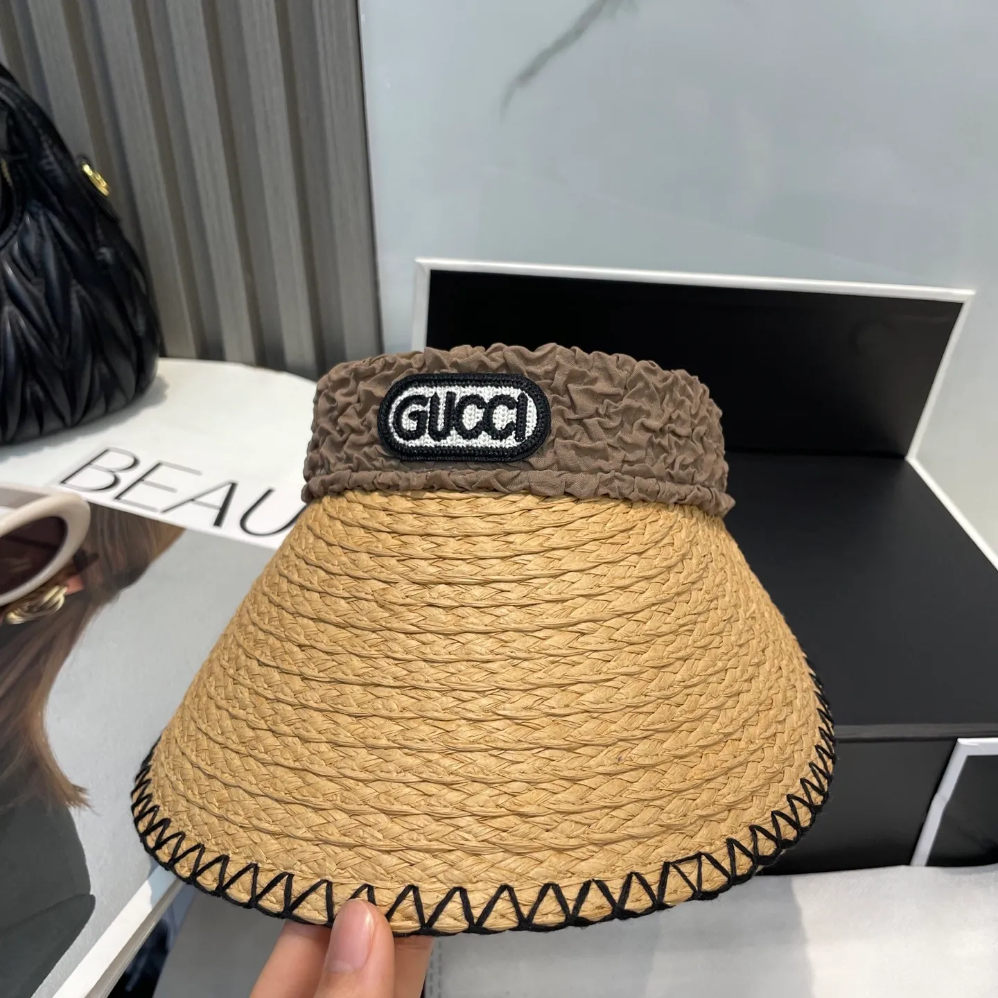 P70 Gucci's new empty top hat, sweet style 💙Because the hat is hollow, it won't feel stuffy in summer and it doesn't pick up your hairstyle and face shape! The sun protection effect is no less than that of a professional sun protection cloth hat. Just buy the western style one🙄