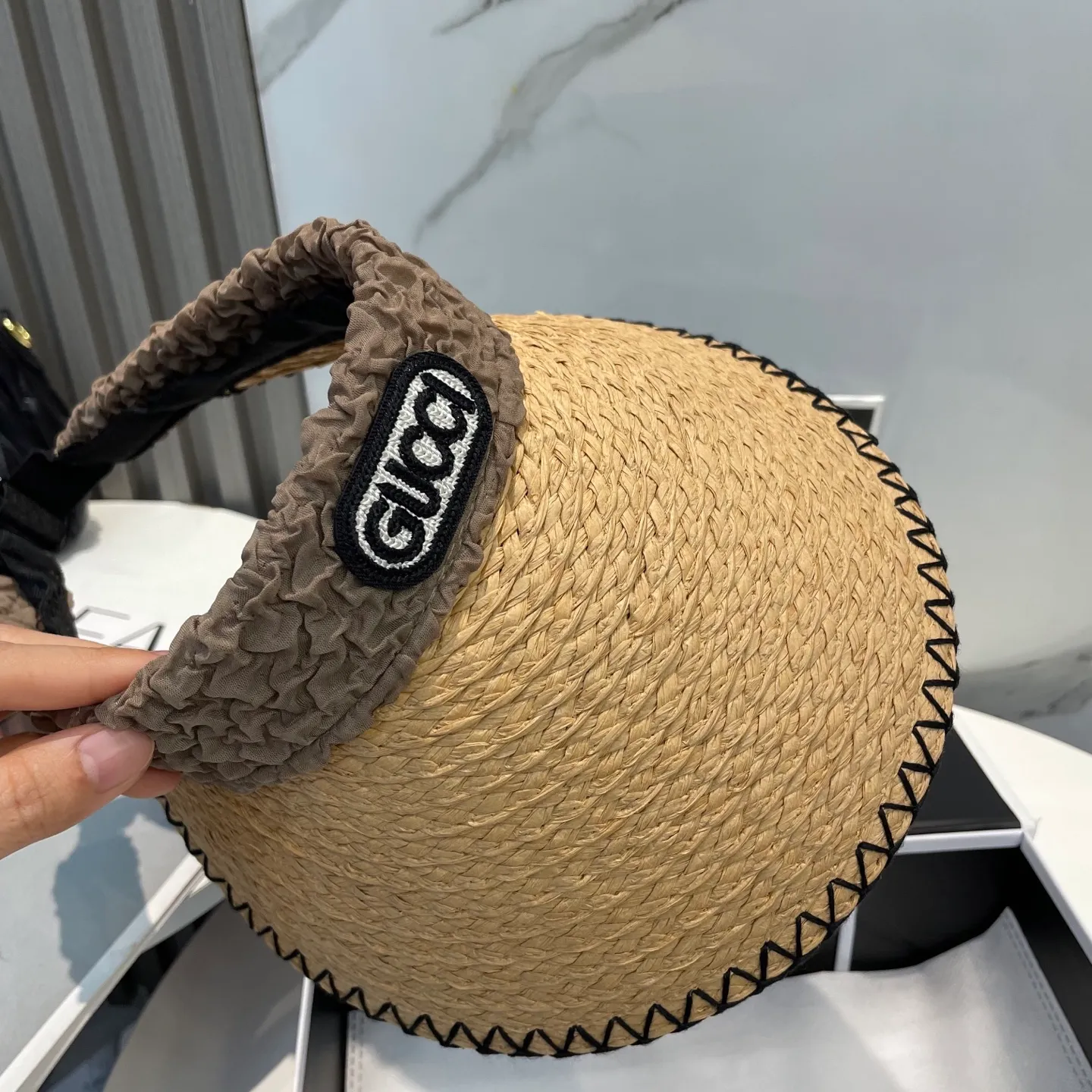 P70 Gucci's new empty top hat, sweet style 💙Because the hat is hollow, it won't feel stuffy in summer and it doesn't pick up your hairstyle and face shape! The sun protection effect is no less than that of a professional sun protection cloth hat. Just buy the western style one🙄