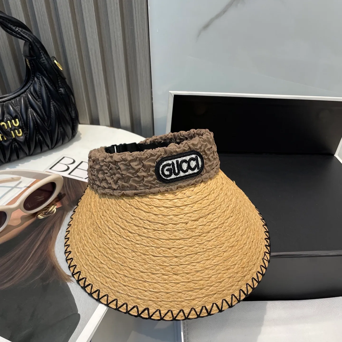 P70 Gucci's new empty top hat, sweet style 💙Because the hat is hollow, it won't feel stuffy in summer and it doesn't pick up your hairstyle and face shape! The sun protection effect is no less than that of a professional sun protection cloth hat. Just buy the western style one🙄