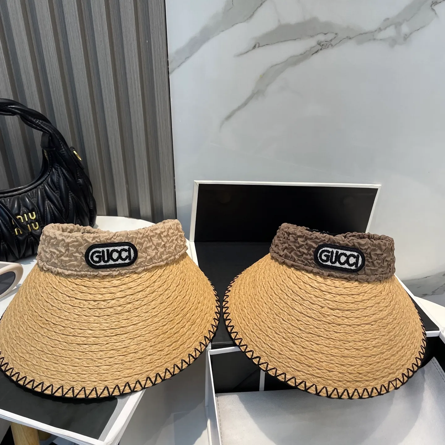 P70 Gucci's new empty top hat, sweet style 💙Because the hat is hollow, it won't feel stuffy in summer and it doesn't pick up your hairstyle and face shape! The sun protection effect is no less than that of a professional sun protection cloth hat. Just buy the western style one🙄